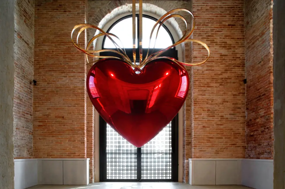 @Palazzo Grassi Jeff Koons Hanging Heart.png