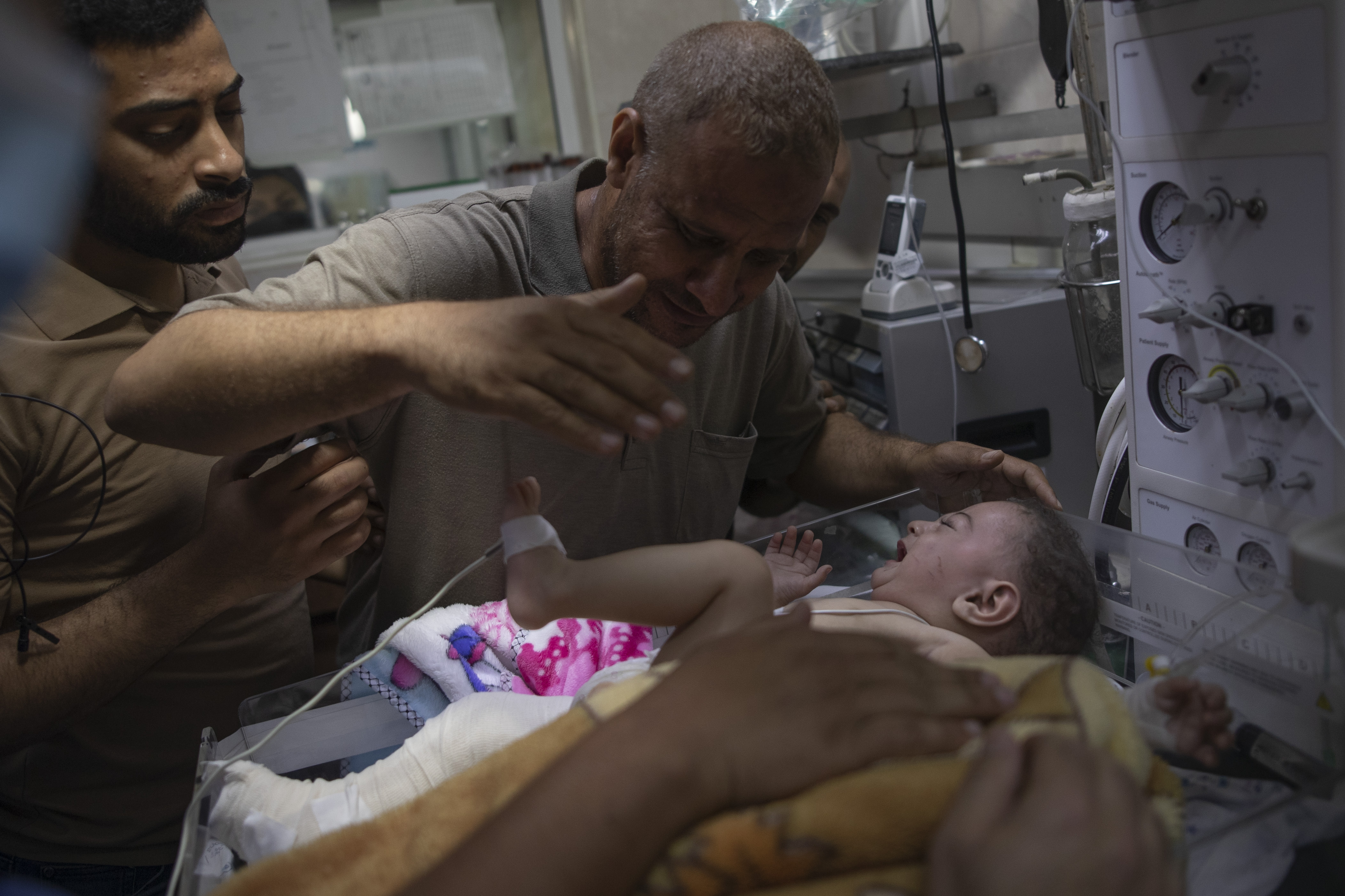 Omer Hadidi, bayi berumur lima bulan, dirawat di RS Shifa Kota Gaza. Dia menjadi yatim piatu akibat serangan Israel pada Mei 2021. Foto oleh Ali Jadallah/Anadolu Agency via Getty Images