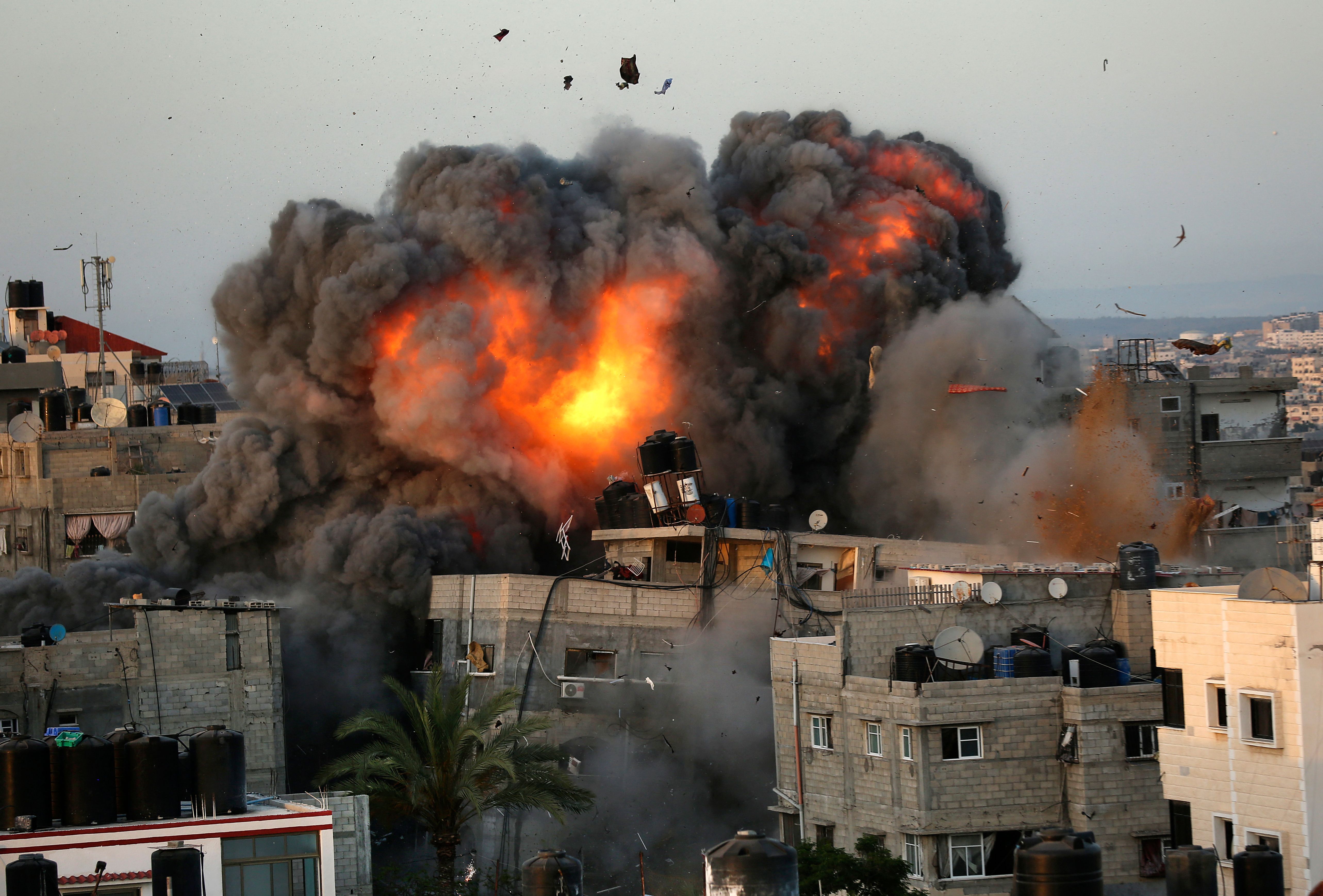 Ledakan terekam dari salah satu gedung di Jalur Gaza yang dijatuhi bom oleh jet tempur Israel pada 16 Mei 2021. Foto oleh BASHAR TALEB/AFP via Getty Images