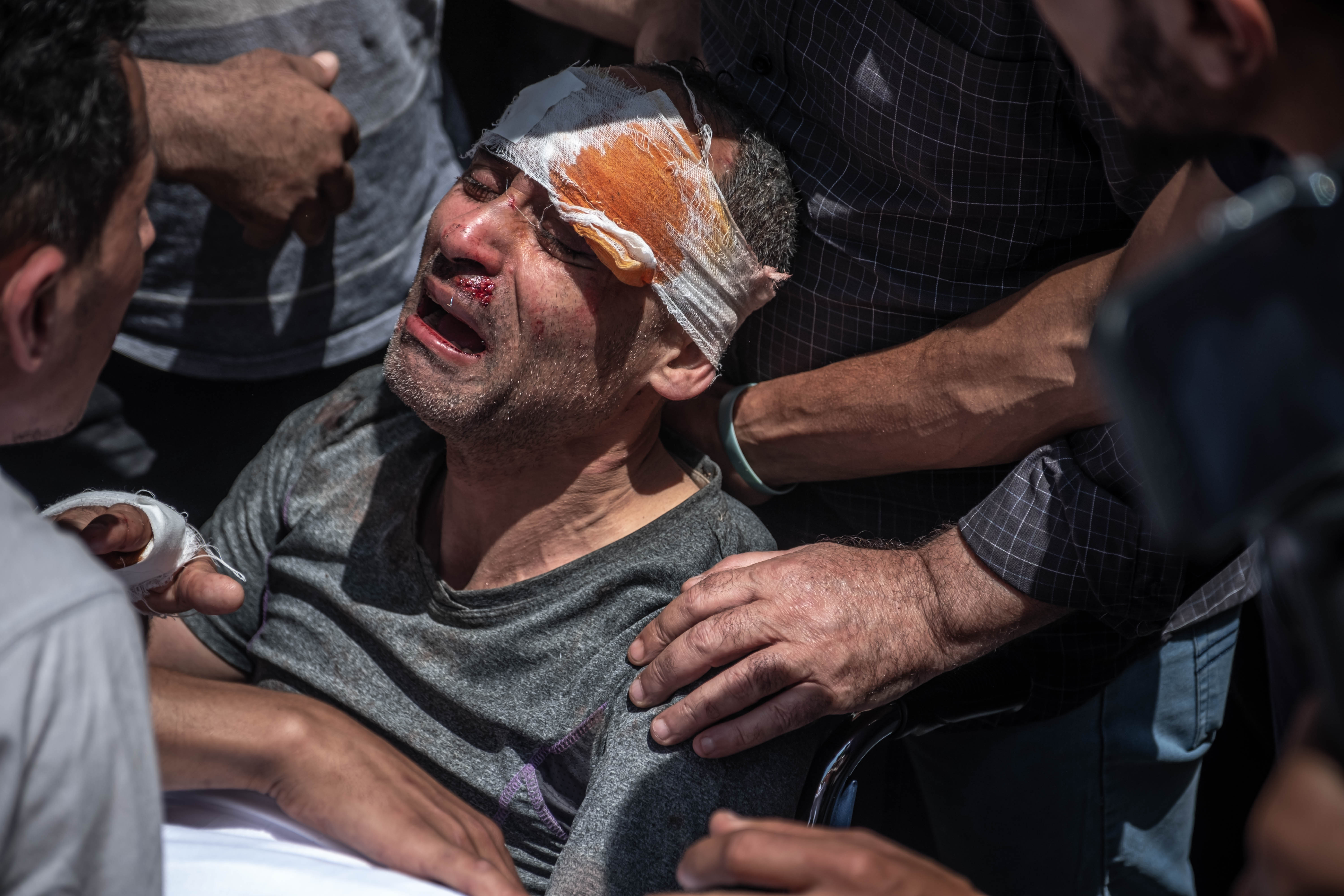 Seorang lelaki Palestina yang selamat setelah apartemennya dibom jet tempur Israel, menangisi anaknya yang tewas. Foto oleh Fatima Shbair/Getty Images