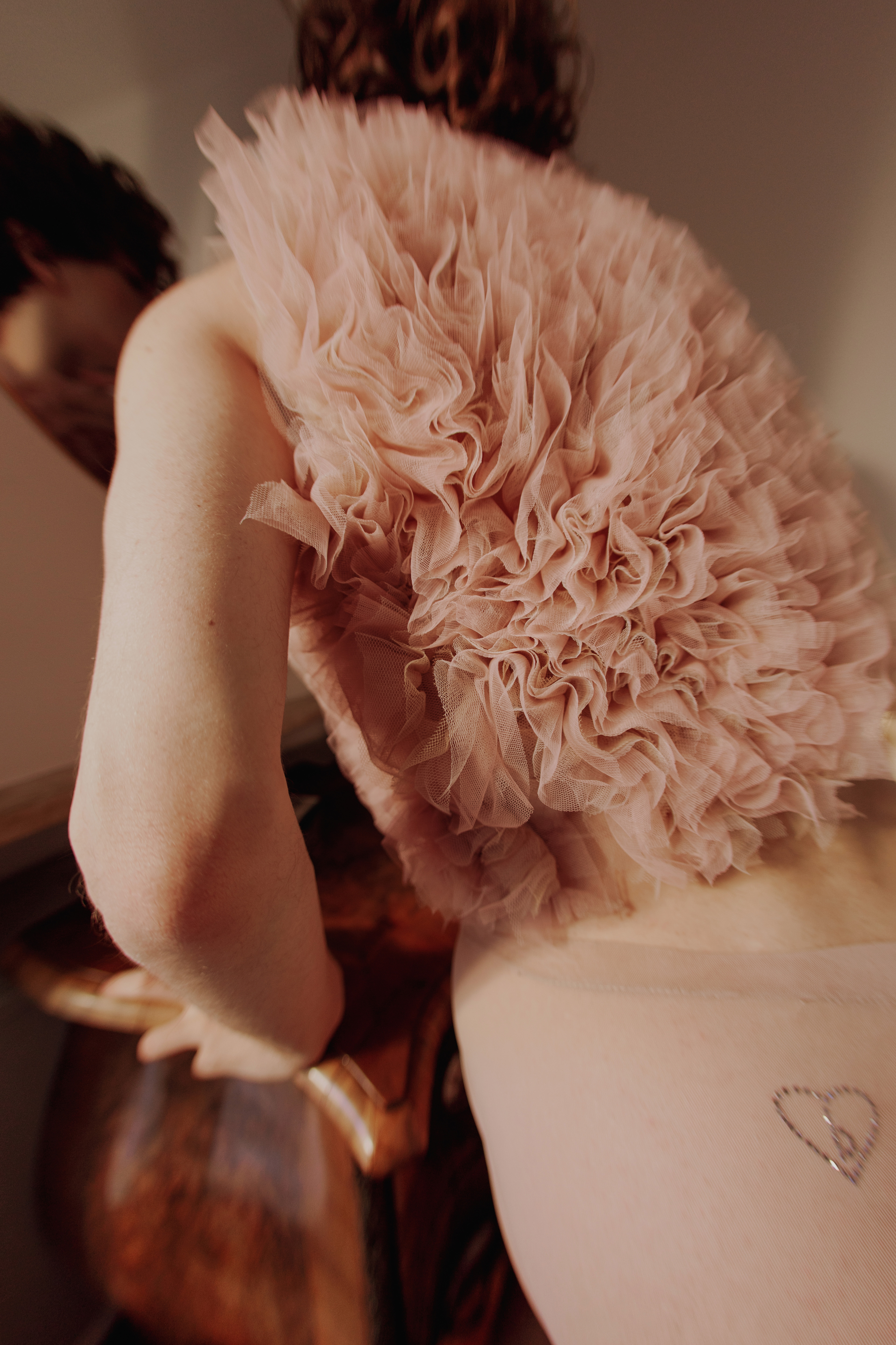 Intervista Rebel Label a Simone Battista, designer del brand emergente italiano BATTISTA - modello indossa top di tulle e calze a maglia color pastello