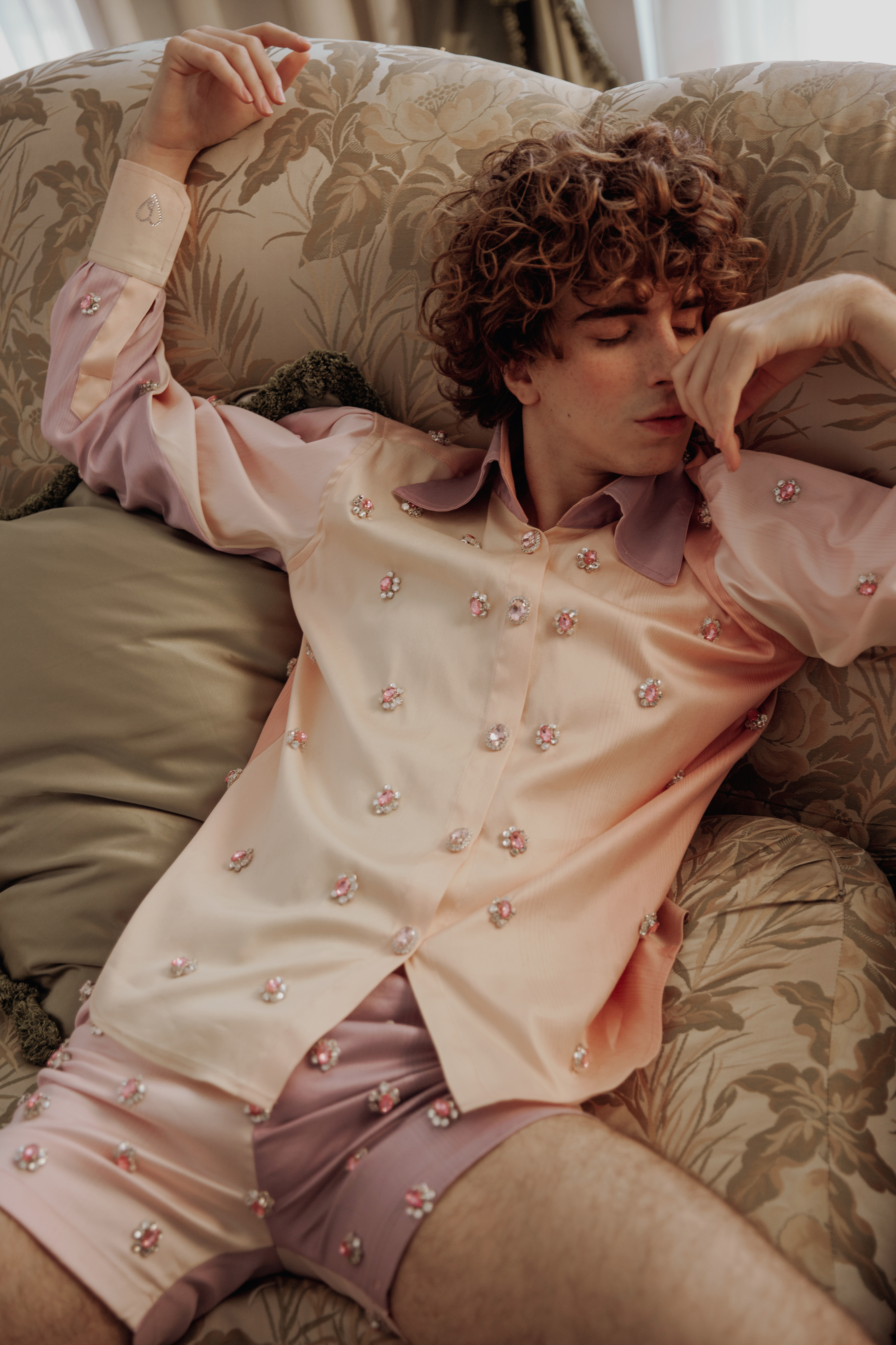 Intervista Rebel Label a Simone Battista, designer del brand emergente italiano BATTISTA - modello indossa camicia e boxer rosa con abbellimenti di perline eSwarovski