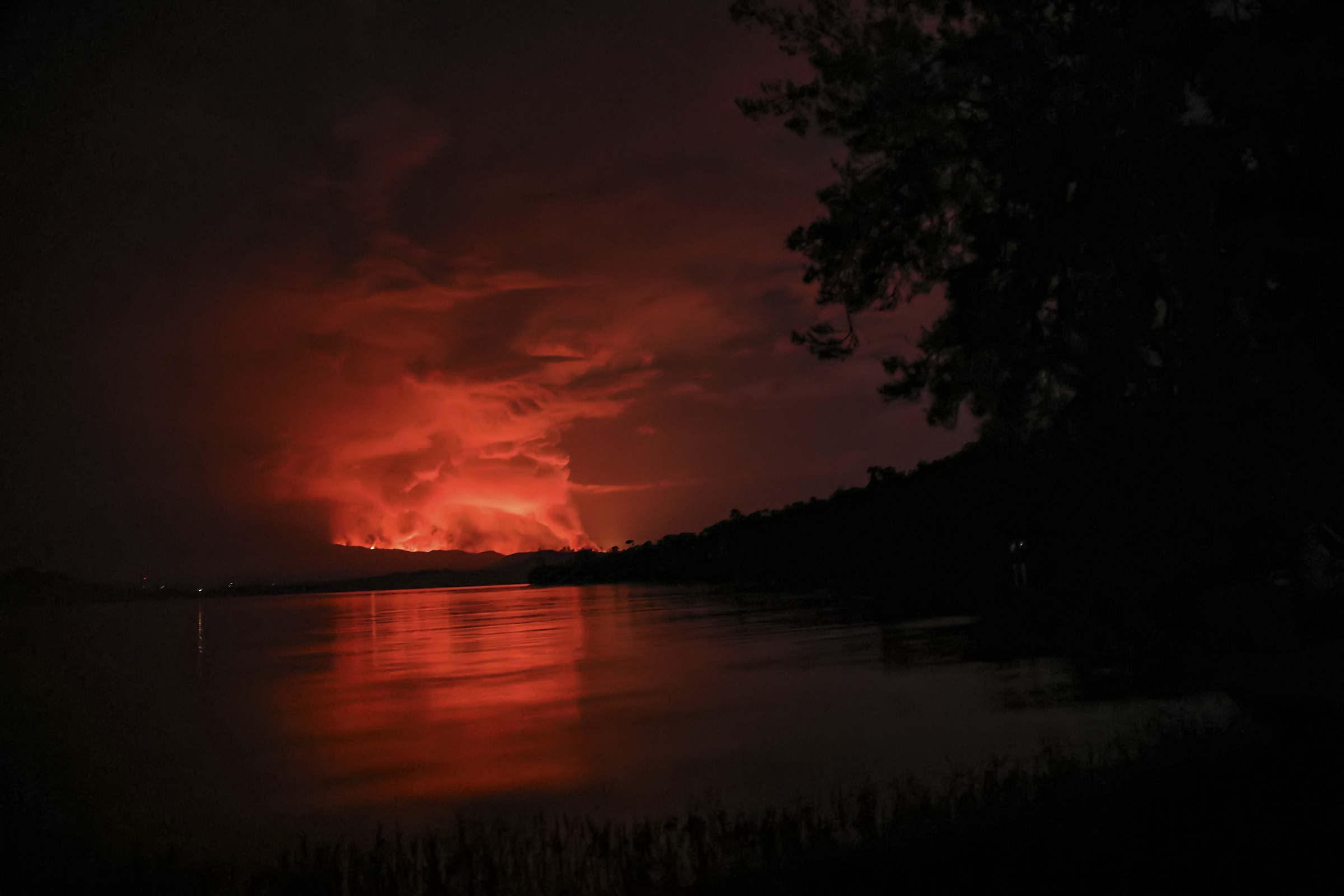 Langit malam di Goma berwarna merah nyala. Foto: Alex Miles/AFP via Getty Images