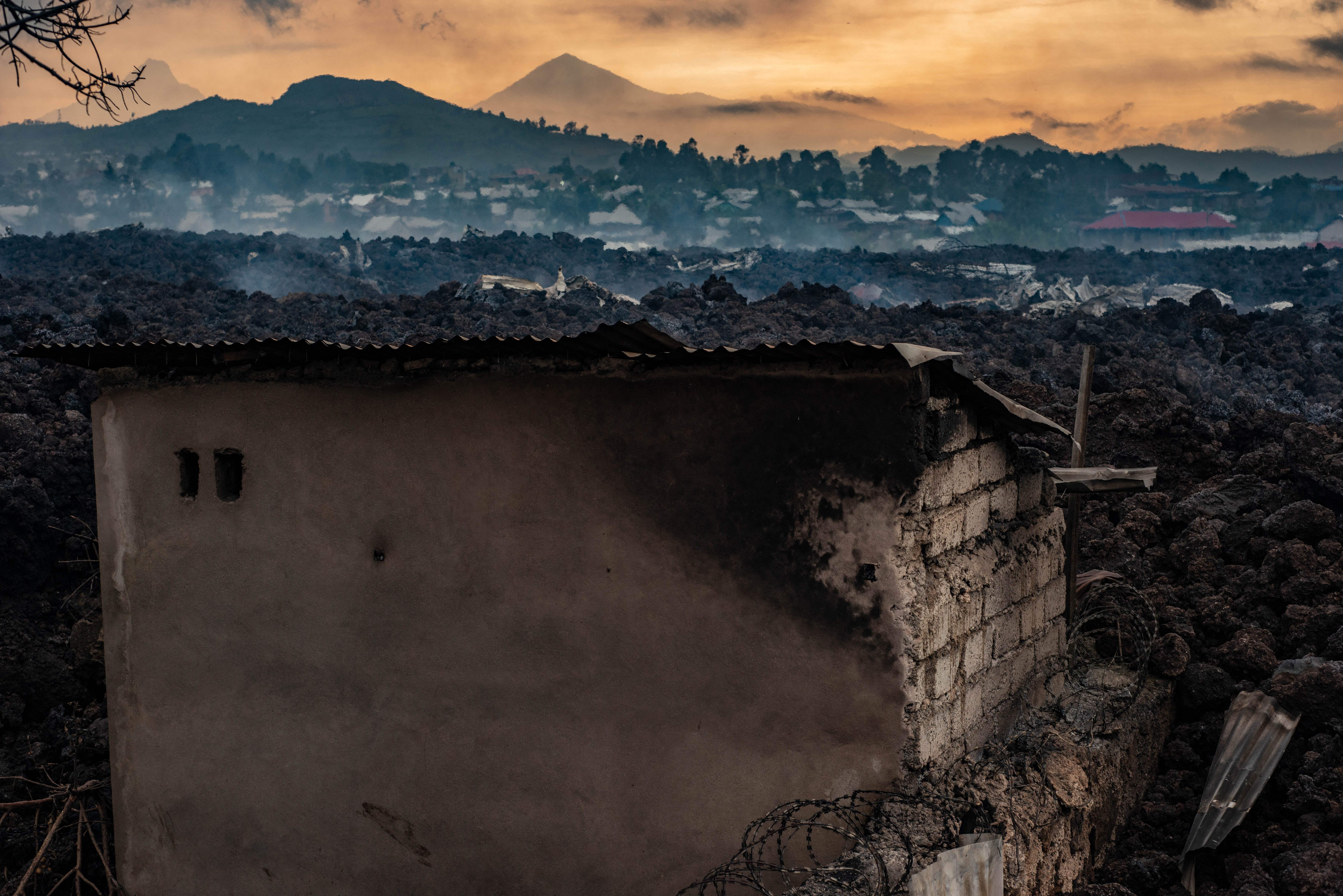 Bangunan yang rusak sedikit usai gunung meletus. Foto: Moses Sawasawa/AFP via Getty Images