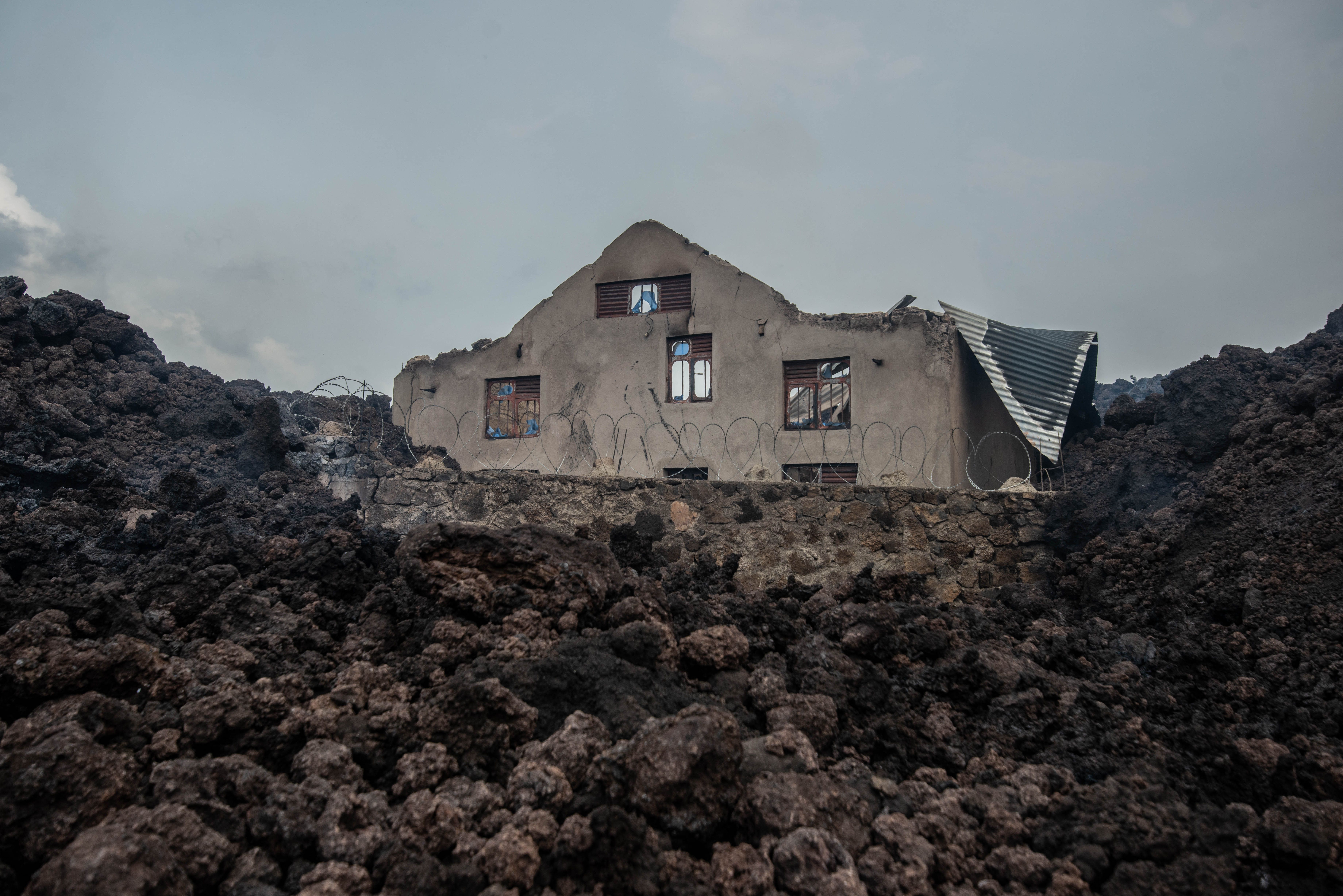 Rumah rusak berat diterjang lahar.