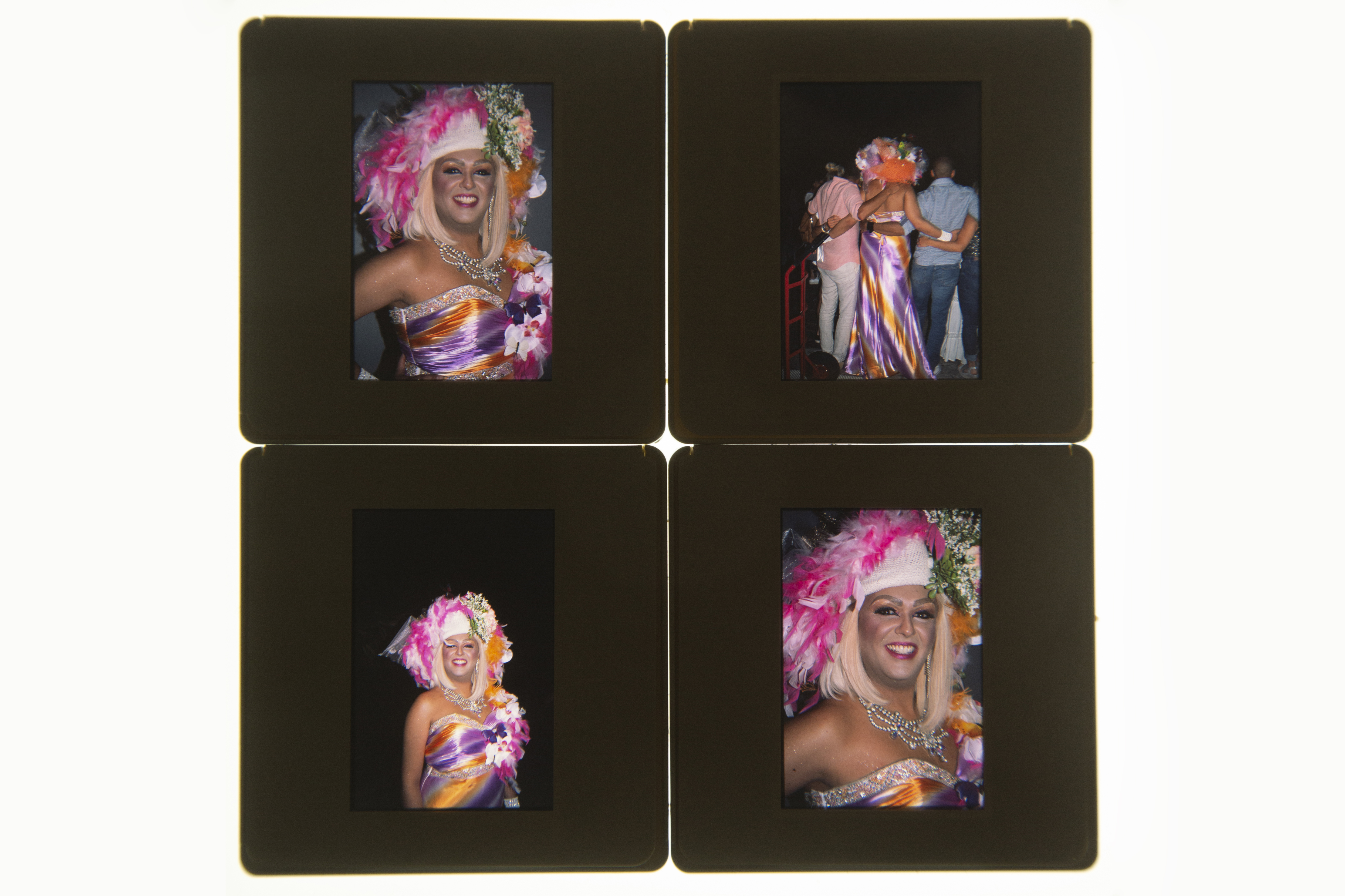 drag queen con parrucca bionda pareo colorato e piume nei capelli fotografata per servizio su le portinaie, foto di Matteo Strocchia e Marco Servina