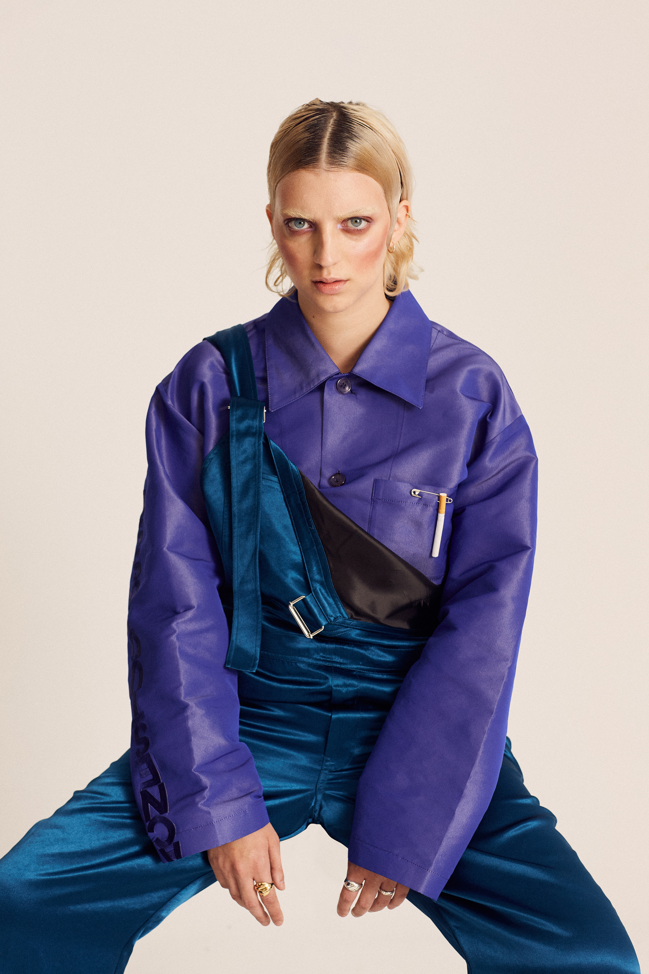 l'influencer nonbinary luce con un due pezzi blu e viola foto di Bekka Gunther