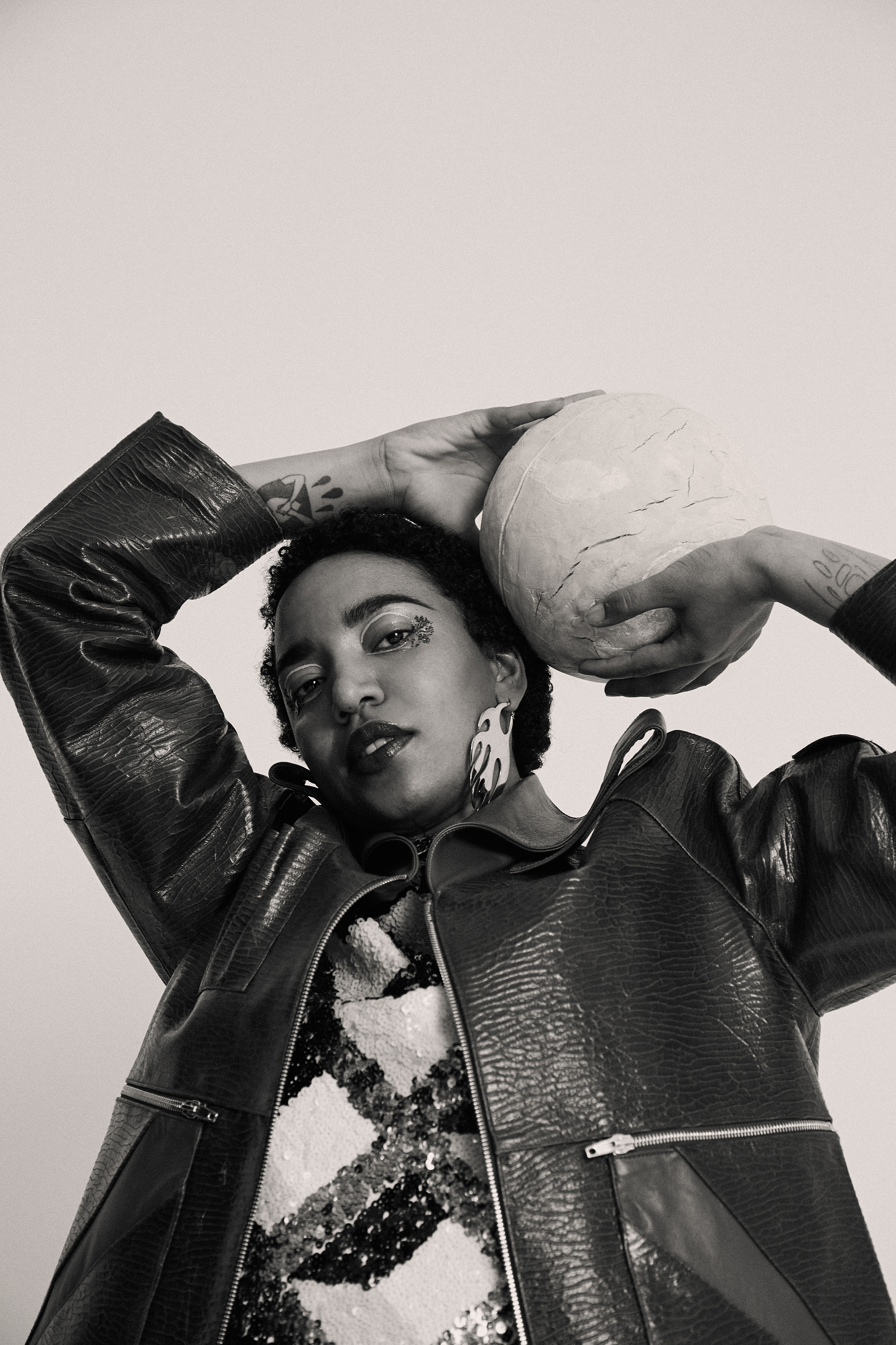 ragazza con pallone sulla spalla, foto di Bekka Gunther