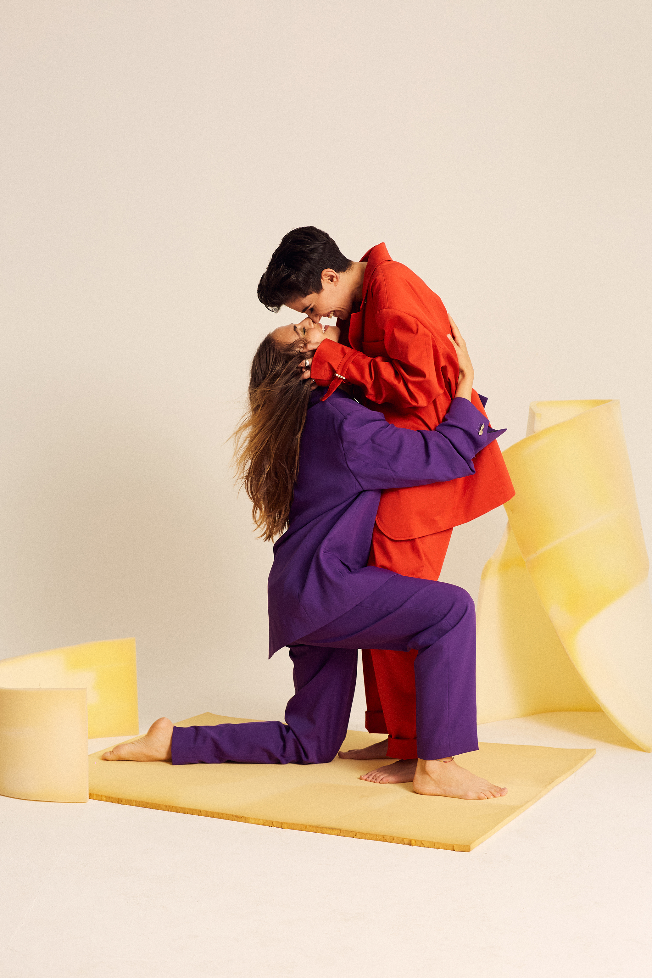 Bekka e Denise vestite in due pezzi viola e rosso porpora, foto di Bekka Gunther