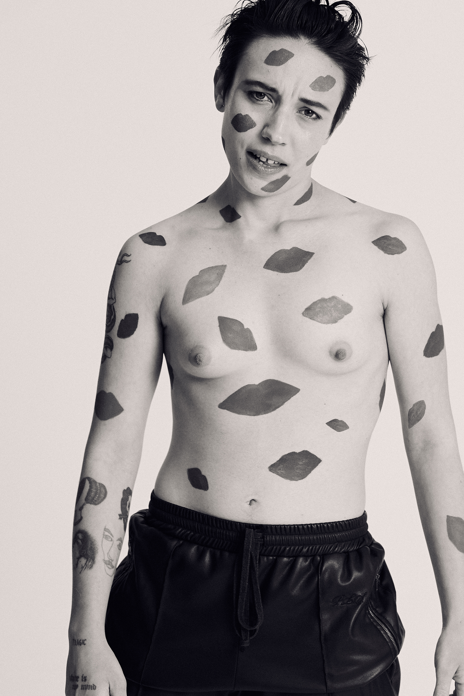 model nonbinary con tatuaggi e topless