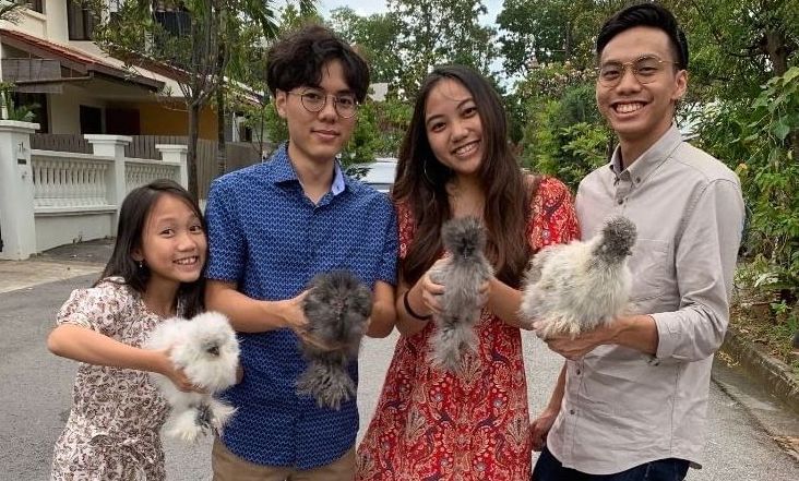 Keluarga Angelique (paling kiri) dan Aaron (paling kanan) berpose bersama ayam peliharaan mereka. Foto: Aaron Chong