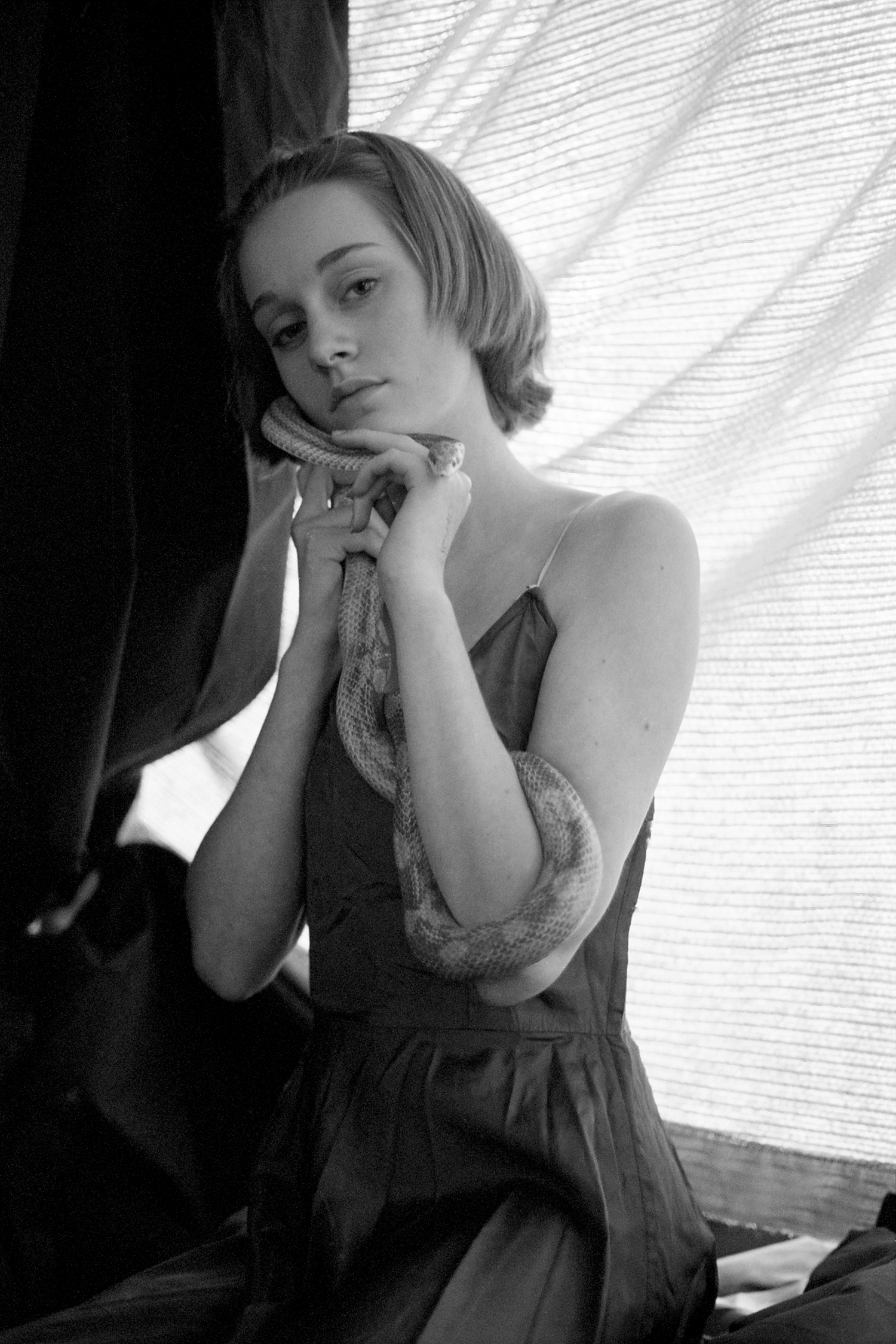 foto di ragazza con in mano un serpente foto da The Model Family di Tealia Ellis Ritter