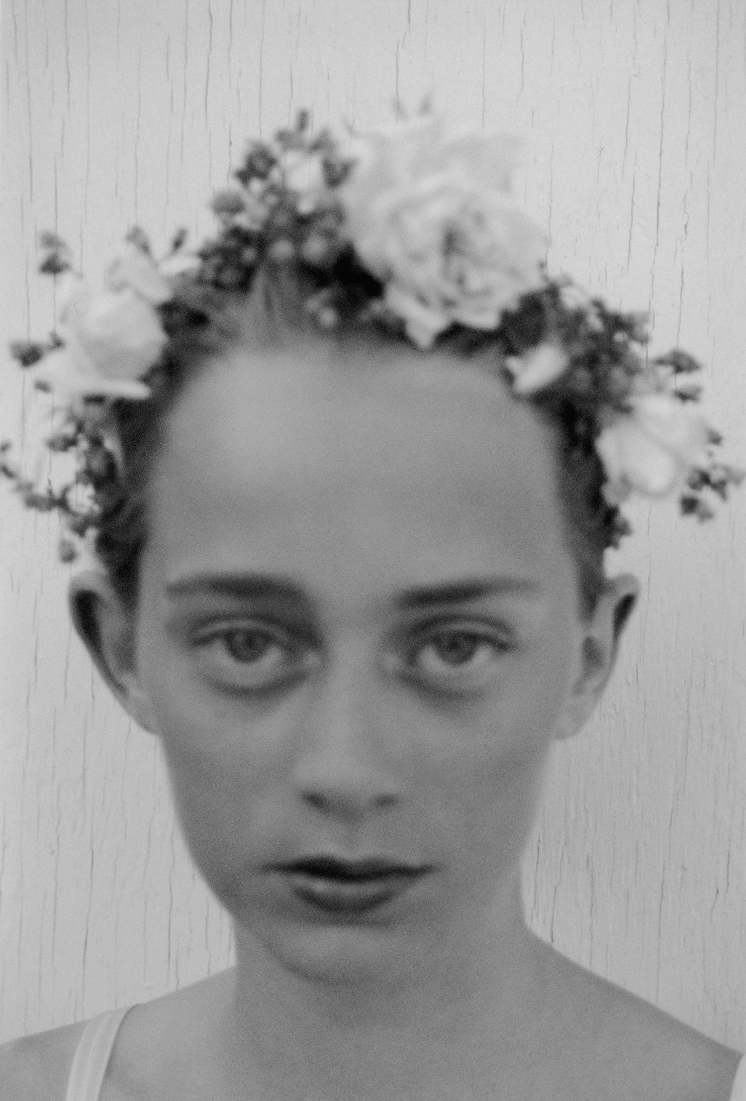 primo piano ragazza con coroncina di fiori foto da The Model Family di Tealia Ellis Ritter