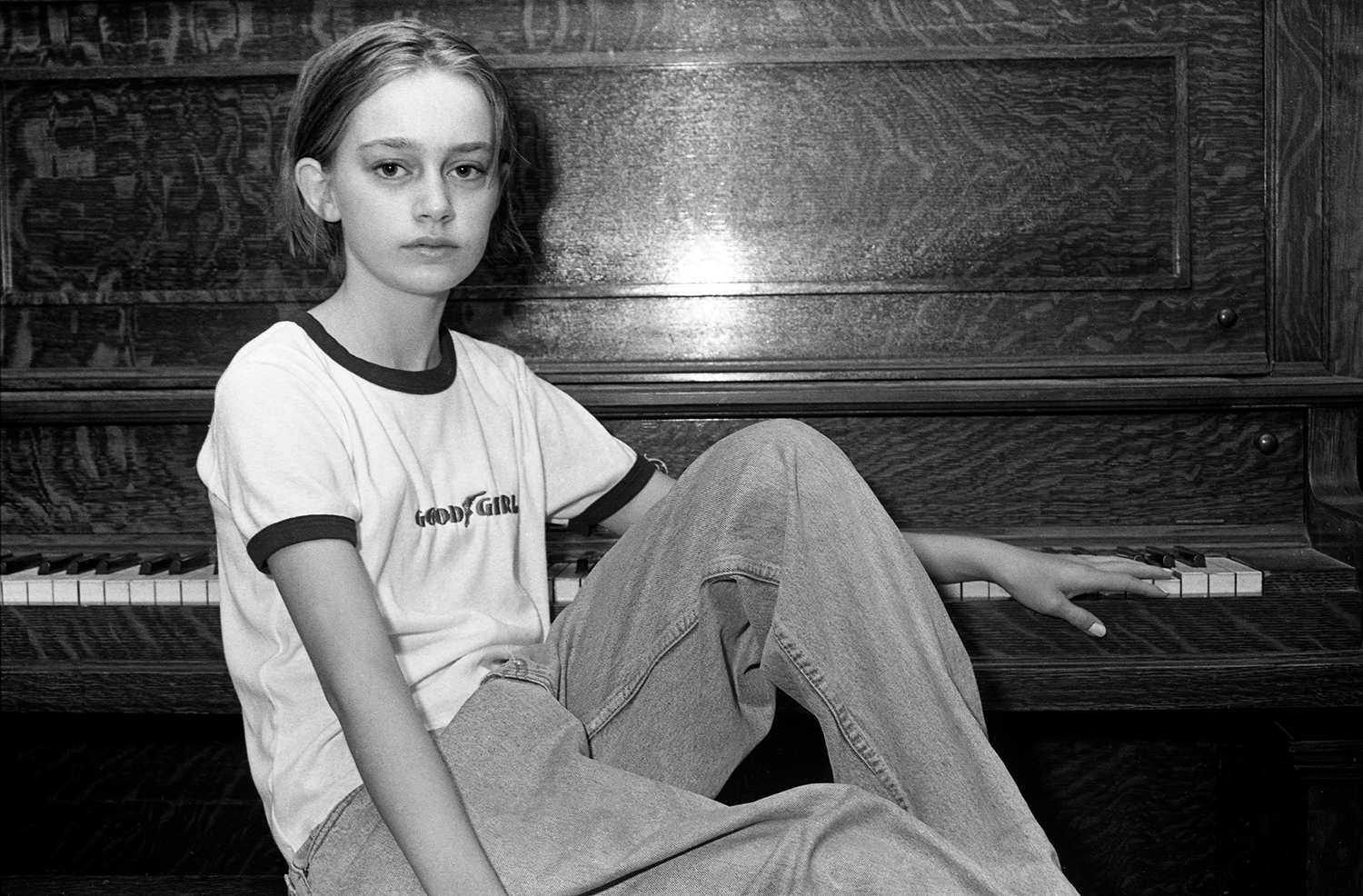 ragazza seduta al piano foto da The Model Family di Tealia Ellis Ritter