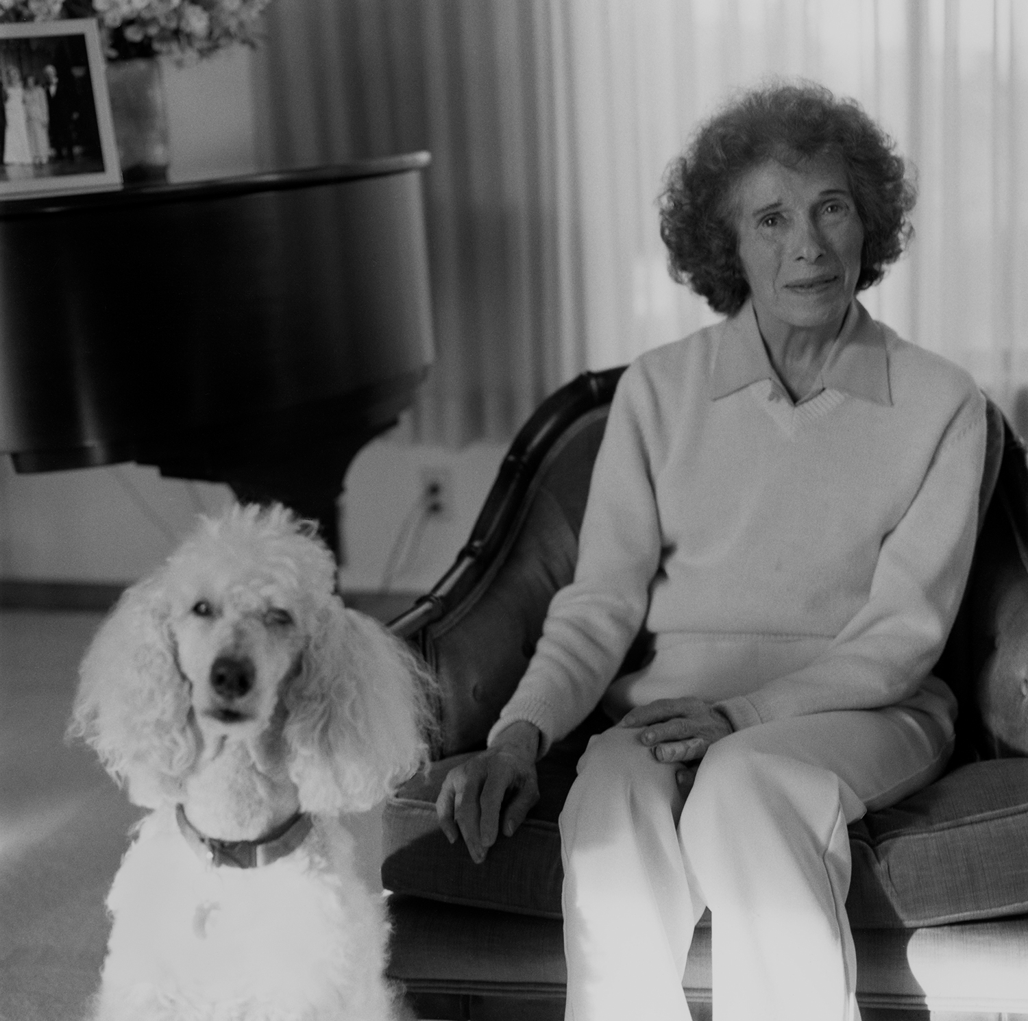 donna seduta su poltrona con cane di fianco a lei foto da The Model Family di Tealia Ellis Ritter