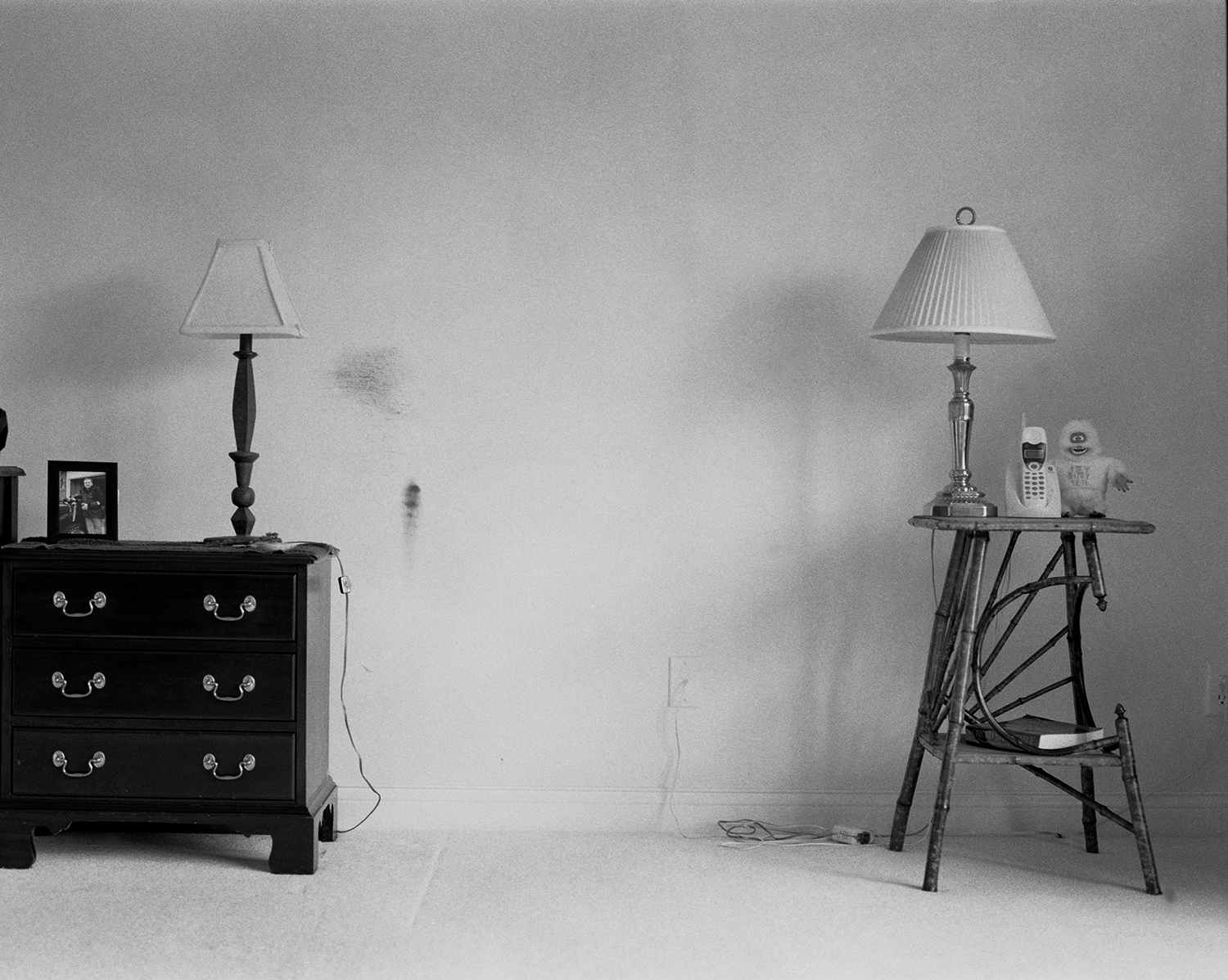 mobili in una stanza foto da The Model Family di Tealia Ellis Ritter