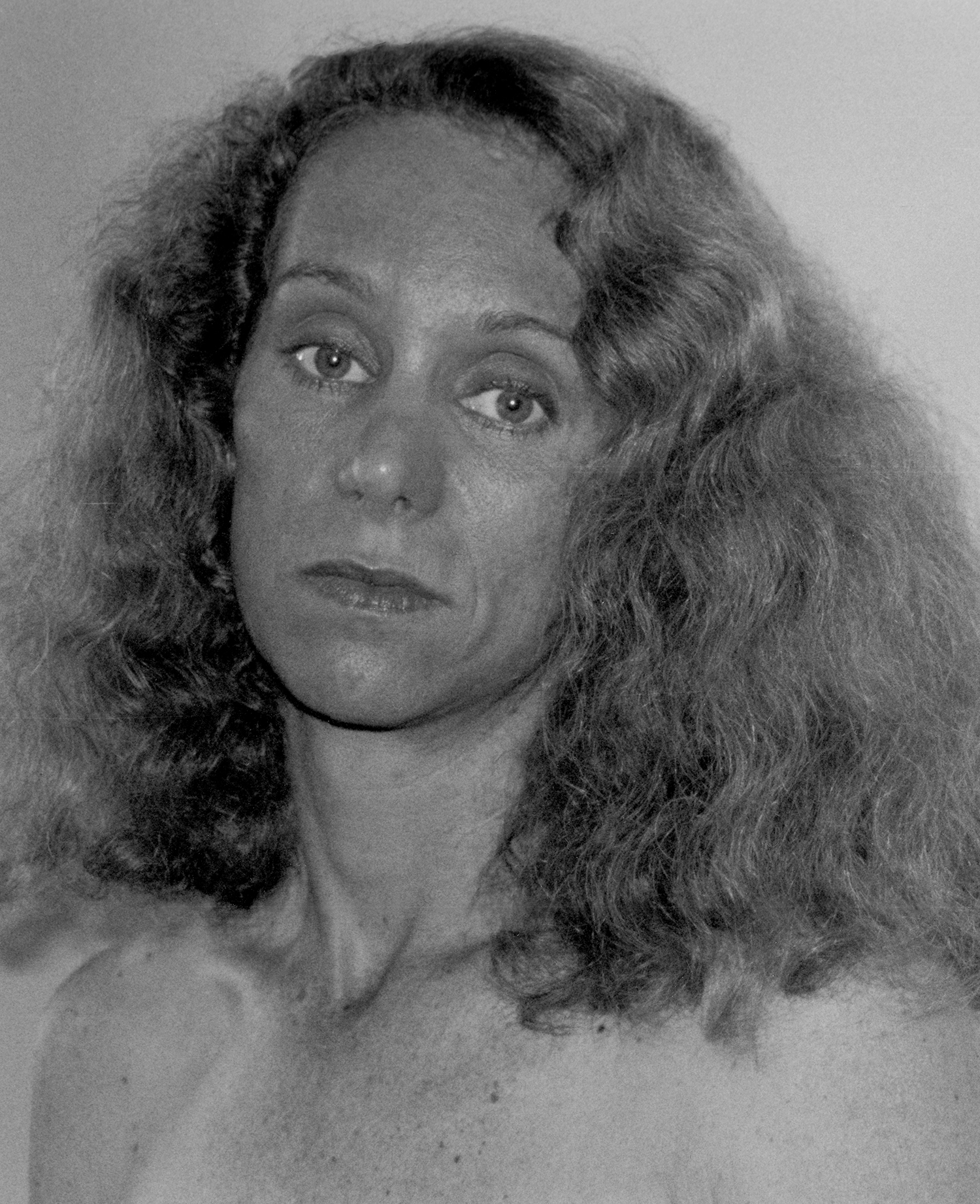 primo piano donna bionda con capelli mossi foto da The Model Family di Tealia Ellis Ritter