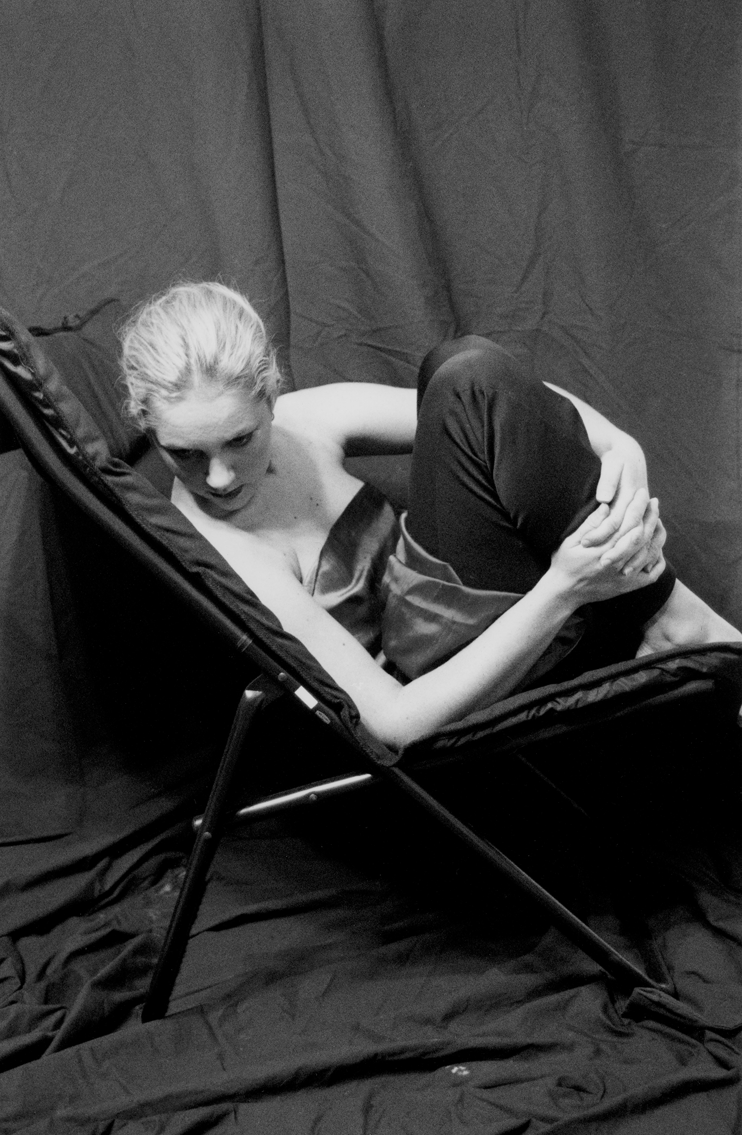 donna seduta che si tiene una gamba foto da The Model Family di Tealia Ellis Ritter