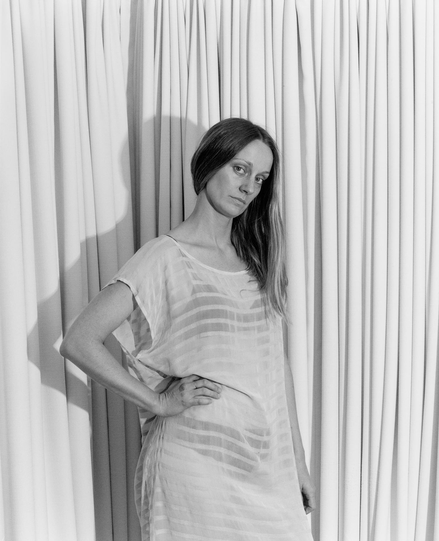 donna in vestito semi trasparente foto da The Model Family di Tealia Ellis Ritter