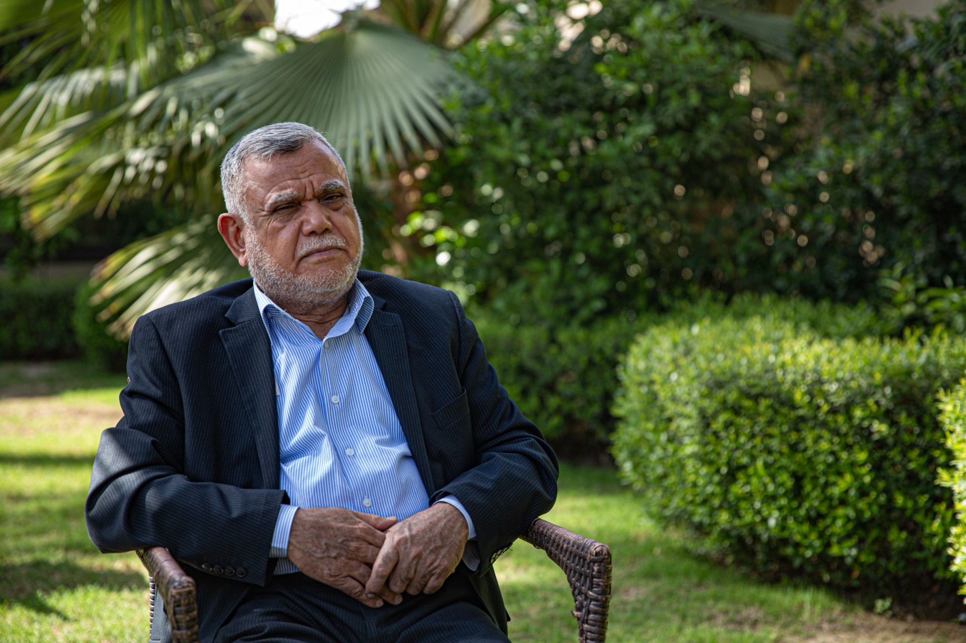 Hadi al-Amiri duduk di halaman belakang rumahnya.