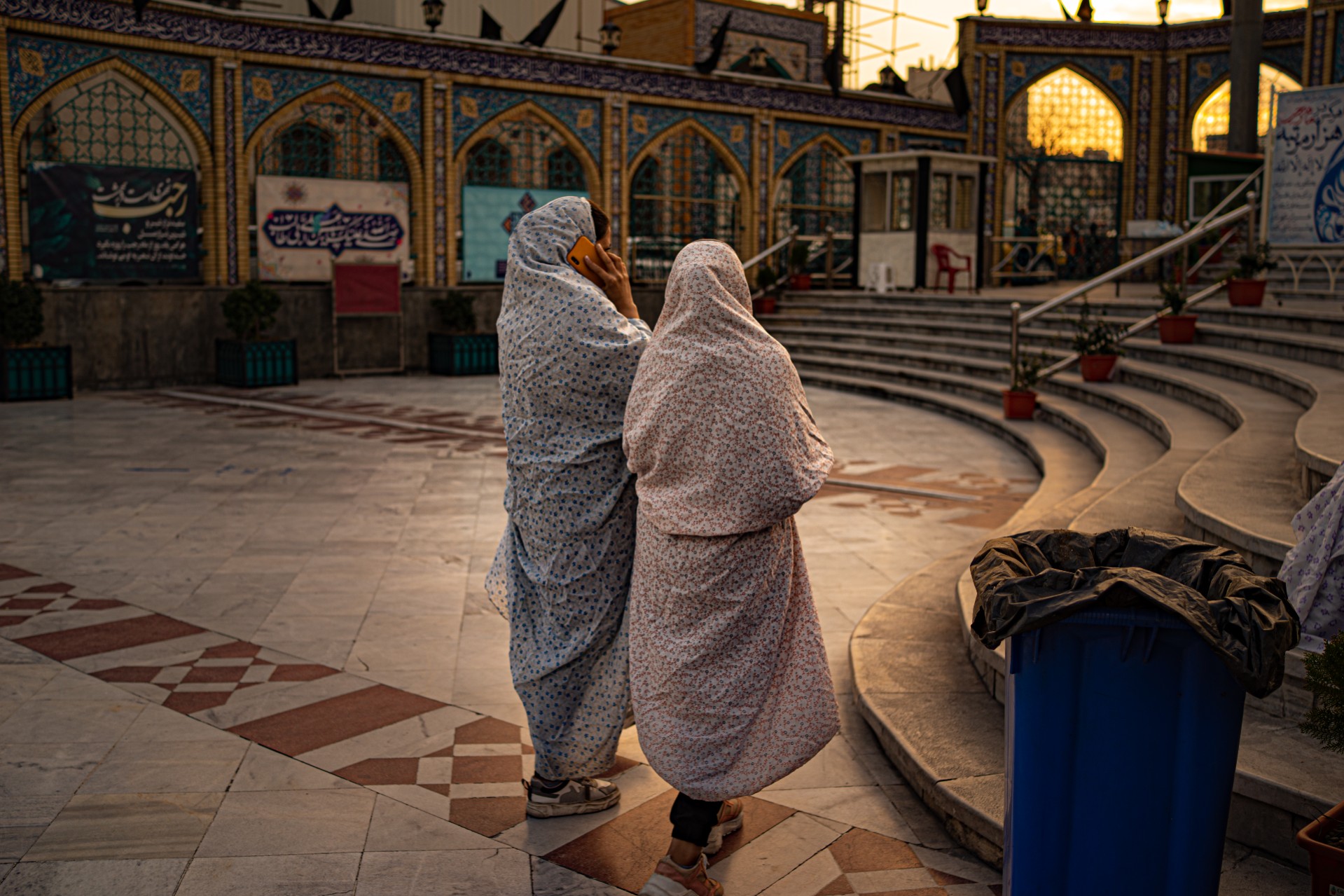 Dua perempuan di masjid.