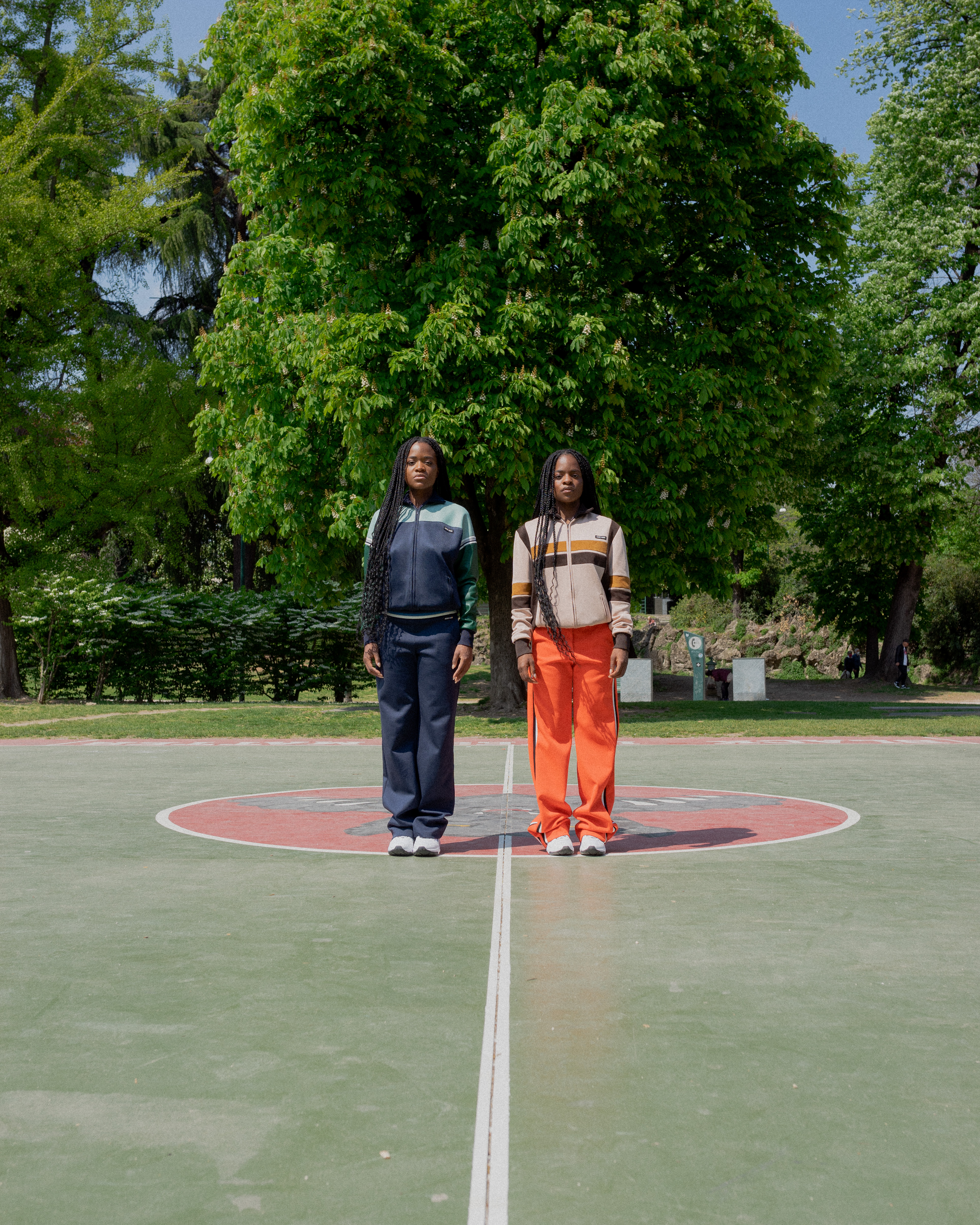YOUTH: le seconde generazioni di Milano si raccontano - polly e pam in piedi al centro di un campo da basket