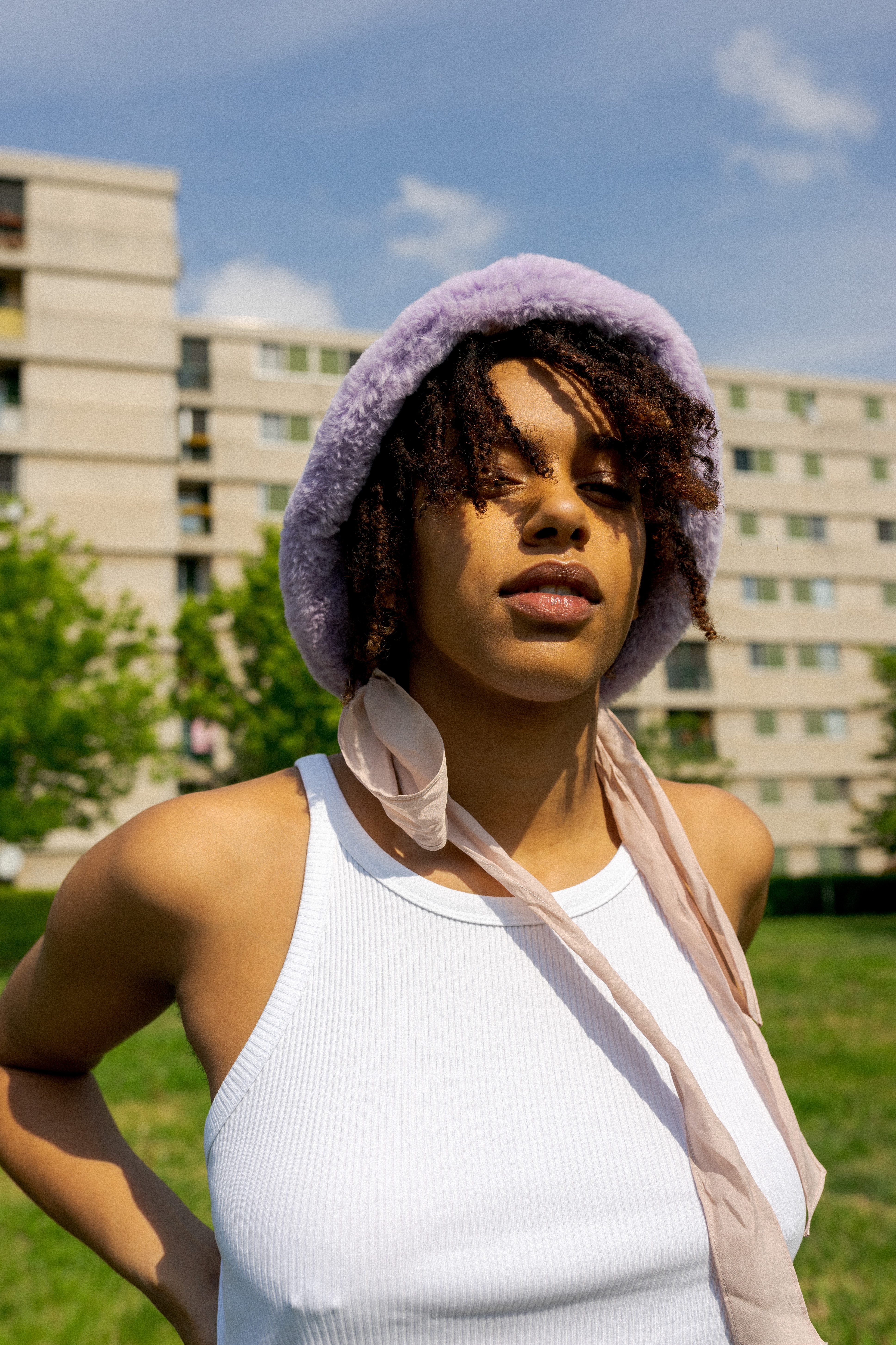 YOUTH: le seconde generazioni di Milano si raccontano - ragazza con cappellino rosa e canotta bianca in un parco