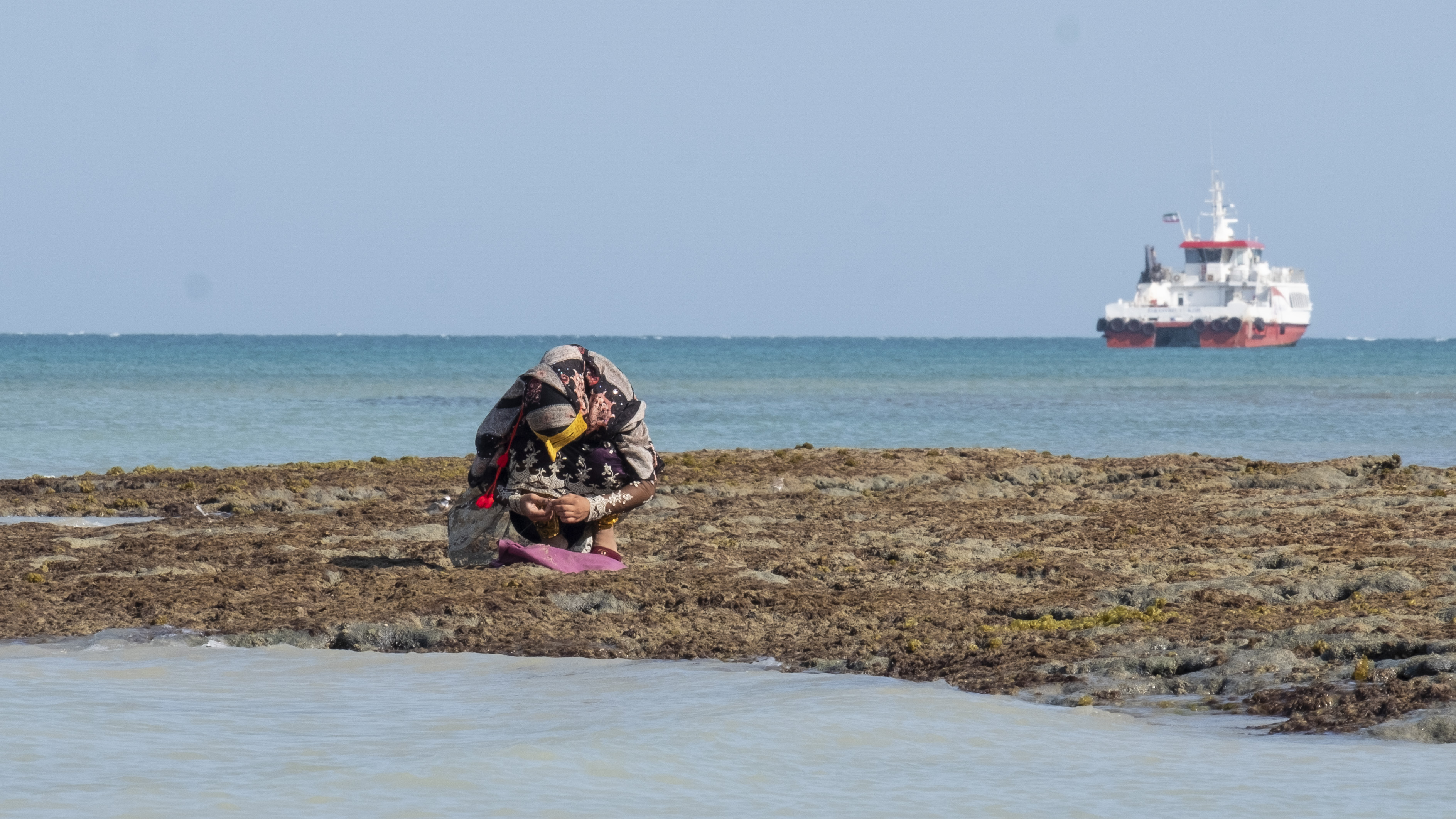 Perempuan yang tidak punya kapal dan alat pancing akan mencari ikan di tepi pantai.