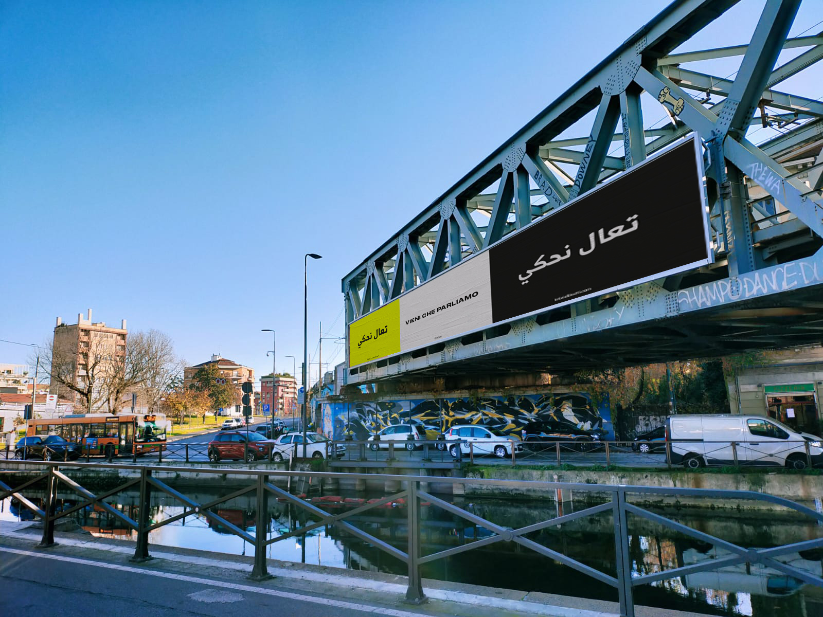 Un banner bilingue di Milano Mediterranea sul naviglio.
