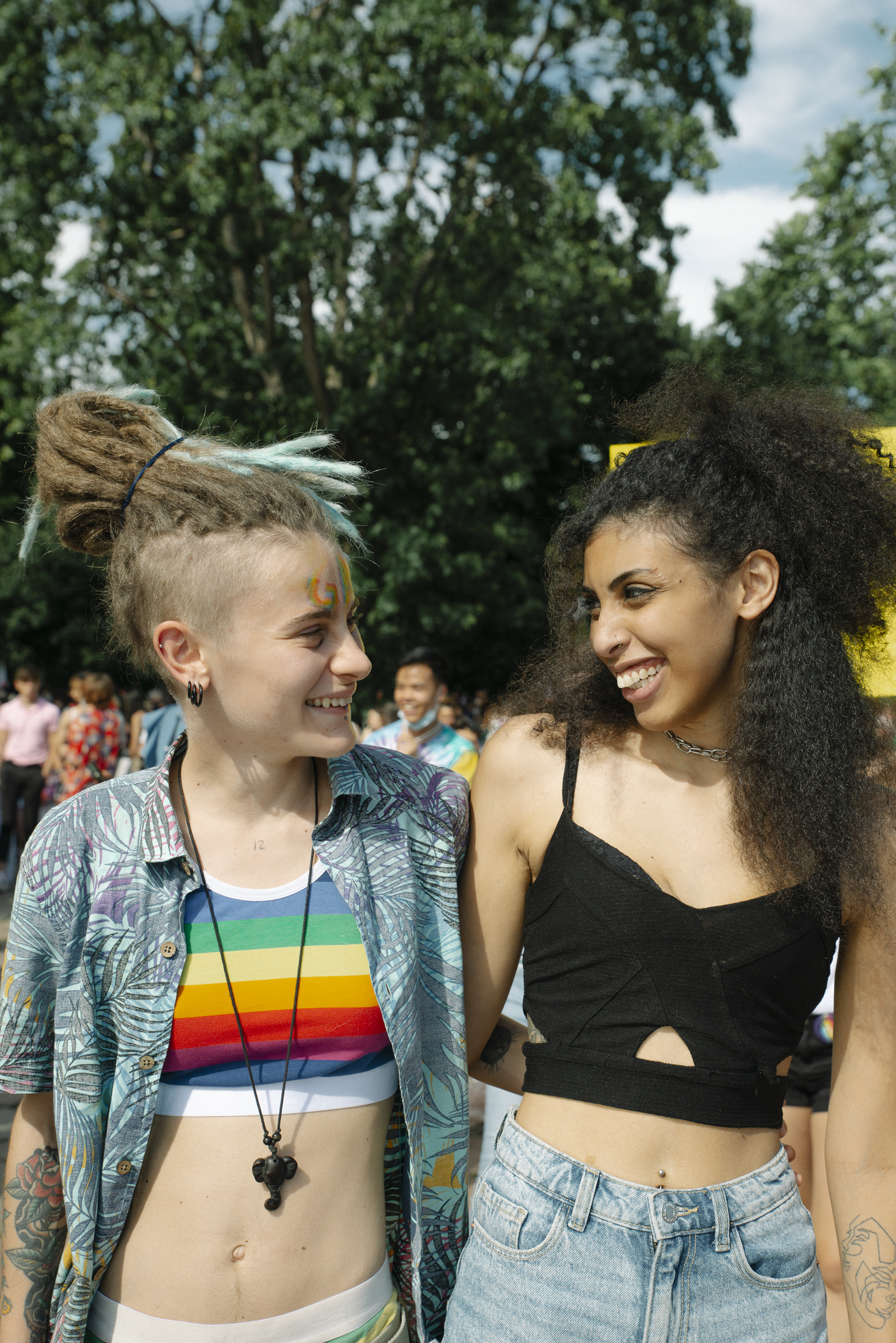 ragazze che si guardano sorridendo pride milano 2021
