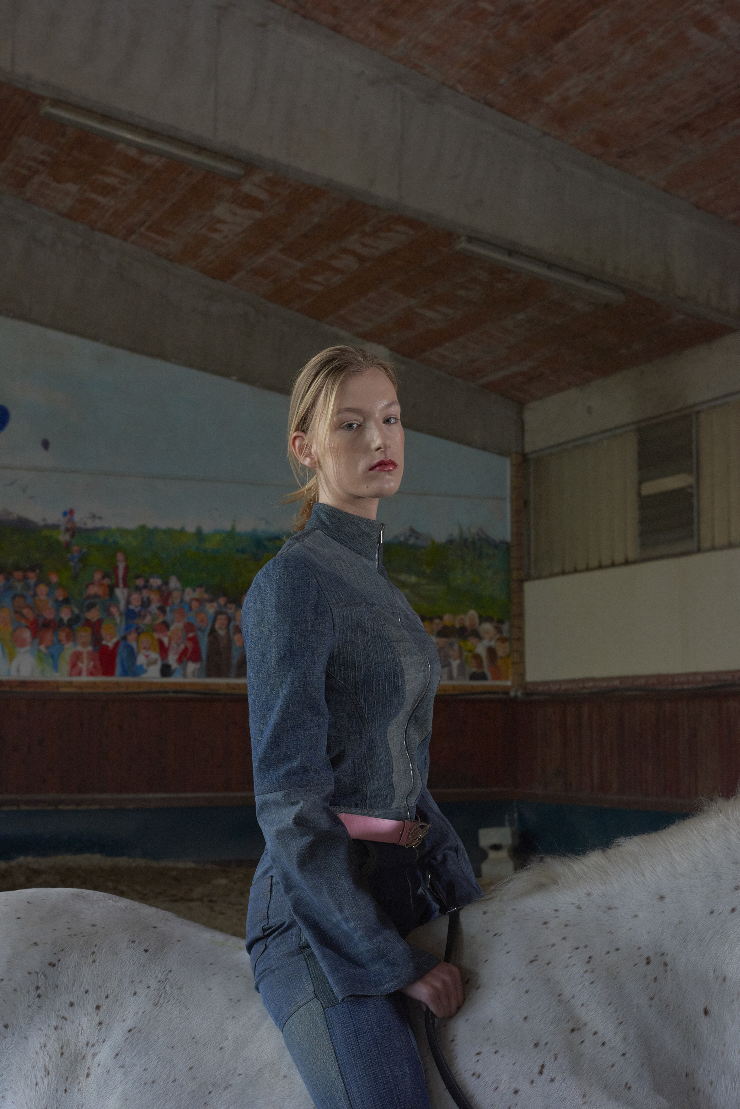 una modella a cavallo