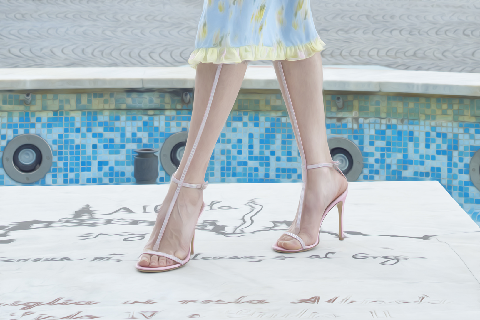 gambe con sarpe con tacco alto e cgonna azzurra