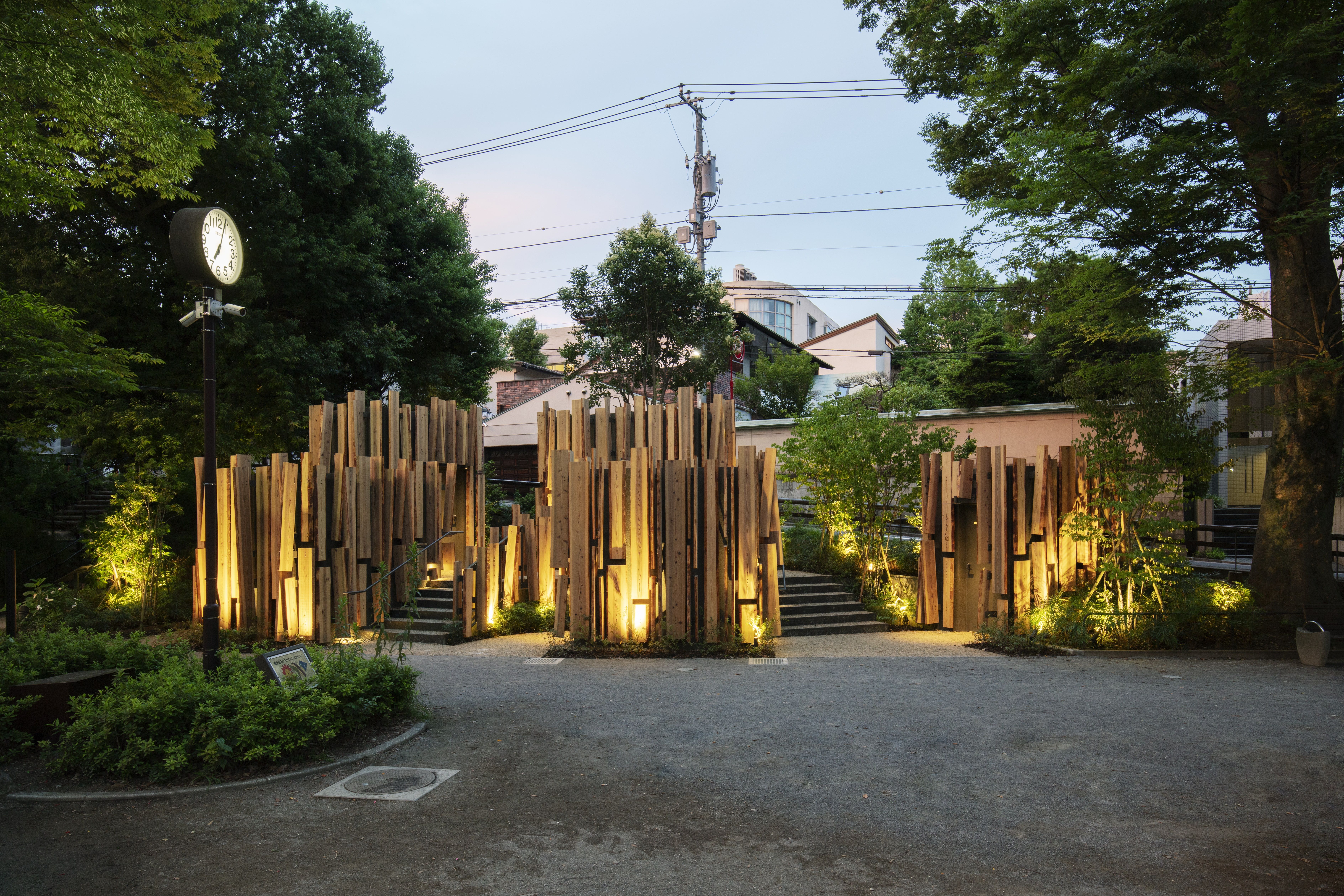 Toilet bernuansa alami yang dindingnya terbuat dari kayu cedar