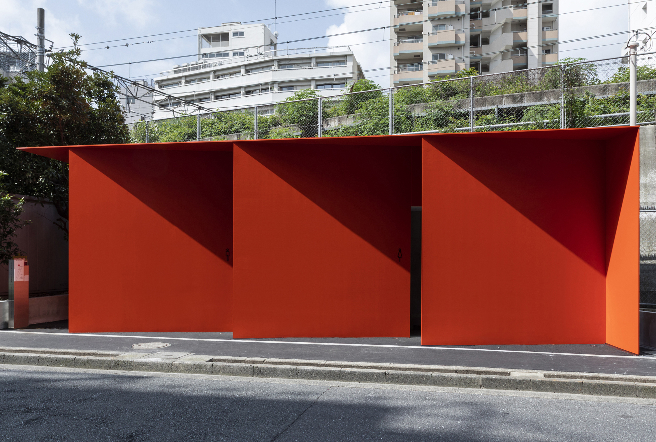 Toilet umum berwarna merah-oranye yang terinspirasi seni membungkus kado di Higashi-Sanchome, Shibuya.