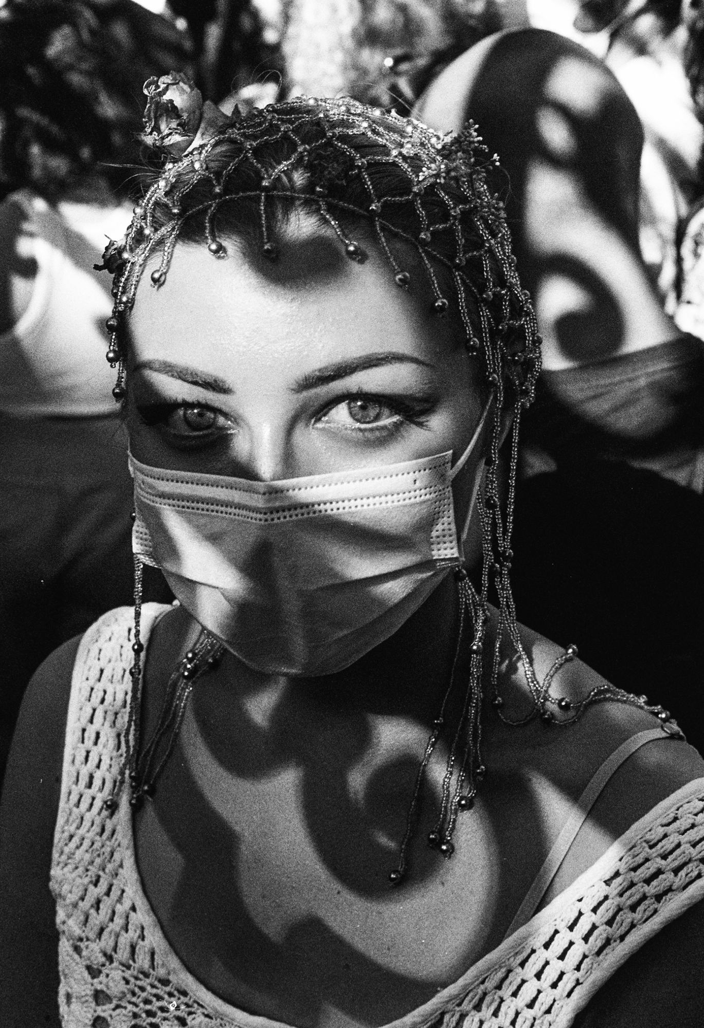 ragazza con cuffietta anni 20 e maschierina bianco e nero pride roma 2021 foto di Ludovico Andrea D’Auria