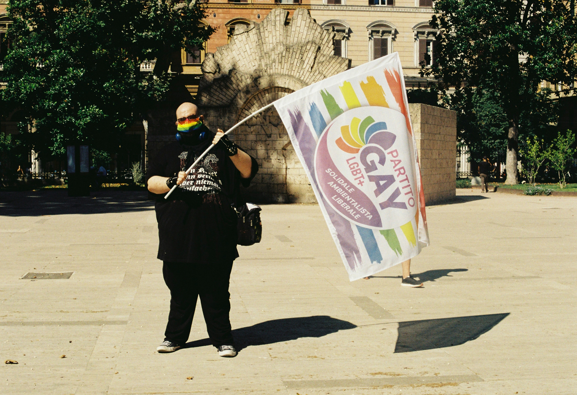 ragazzo con bandiera partito gay pride roma 2021 foto di Ludovico Andrea D’Auria