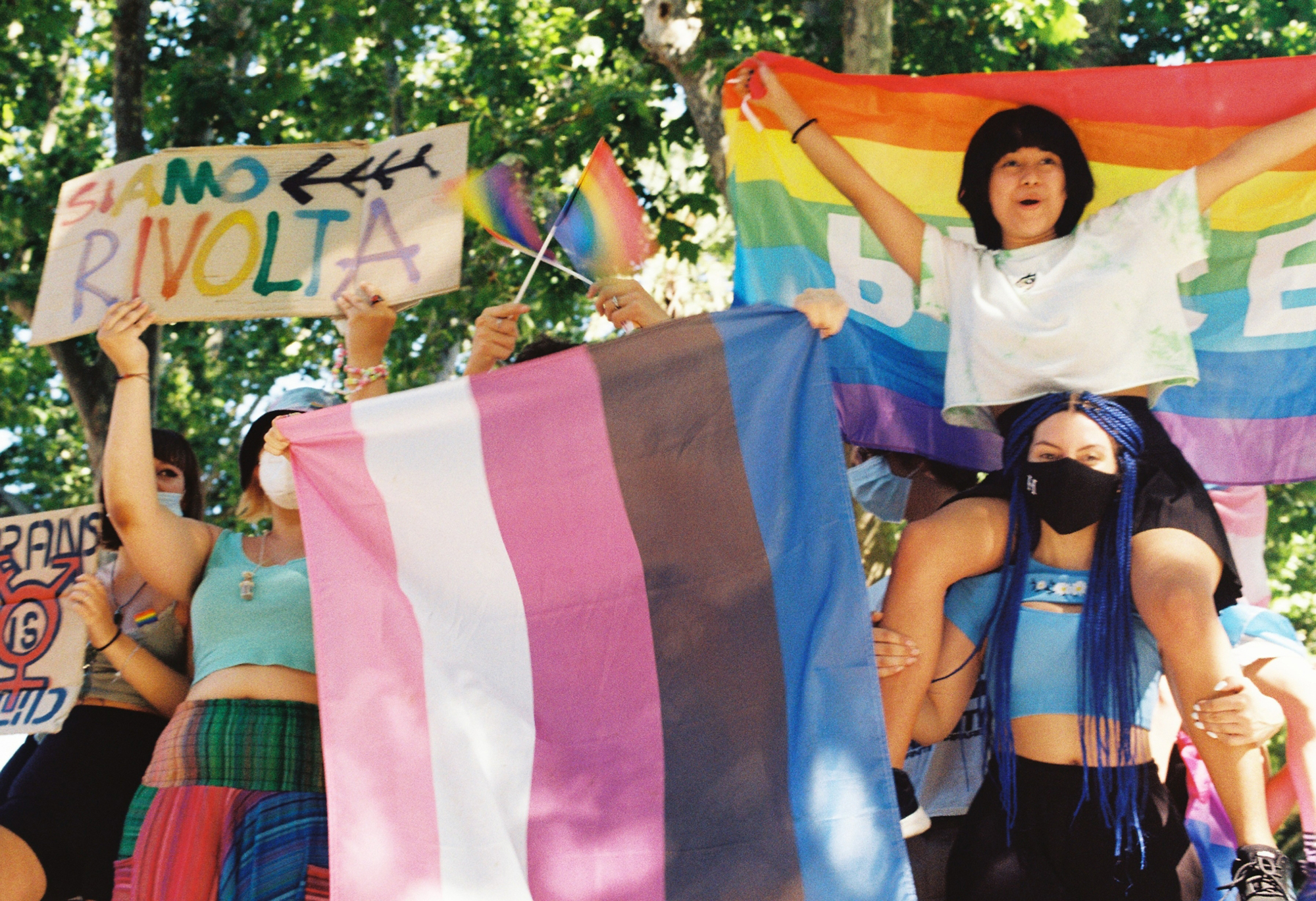 persone con bandiera orgoglio genderfluid e bandiera pace e cartello siamo in rivolta pride roma 2021 foto di Ludovico Andrea D’Auria