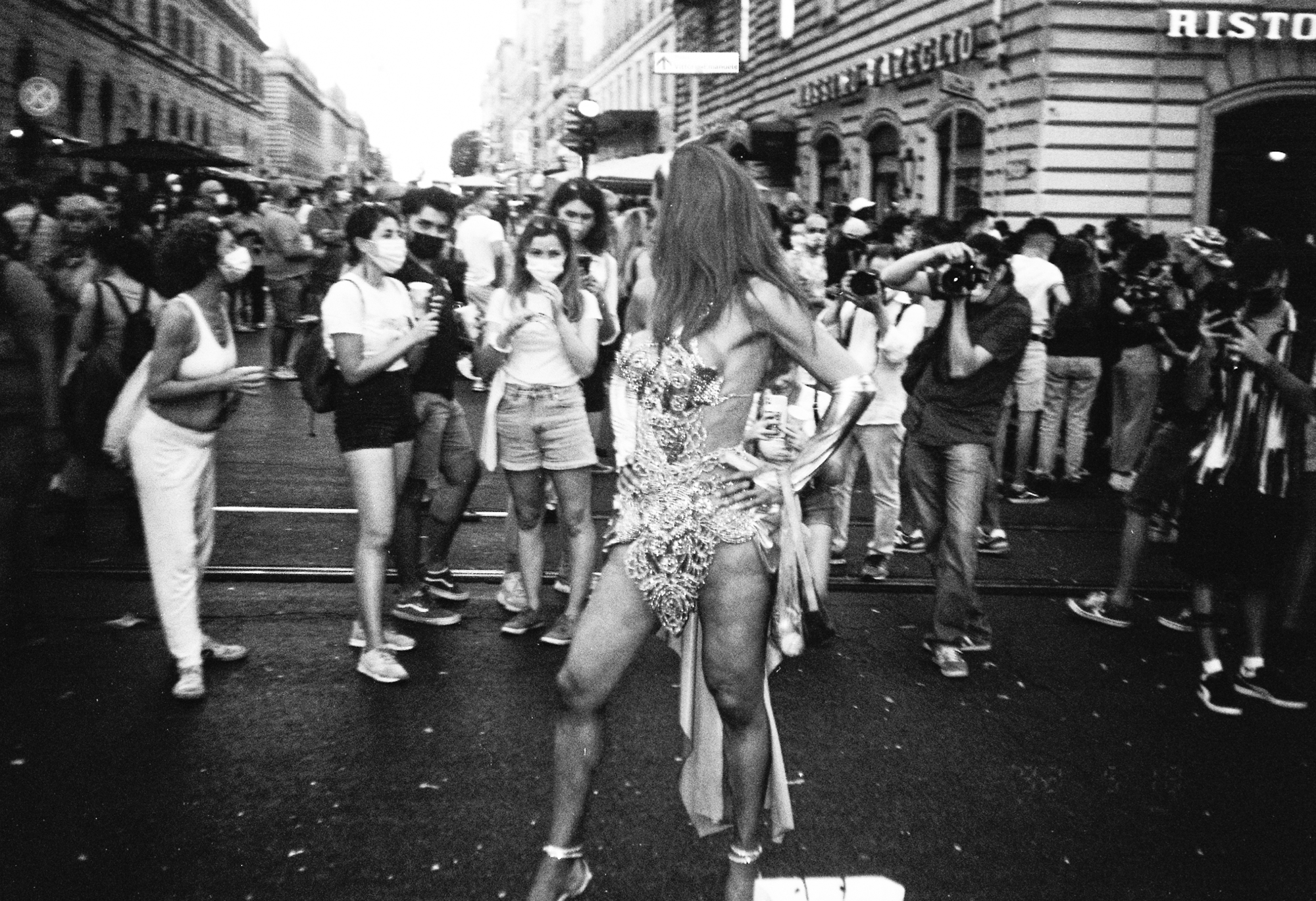 drag queen sui tacchi in mezzo alla folla pride roma 2021 foto di Ludovico Andrea D’Auria