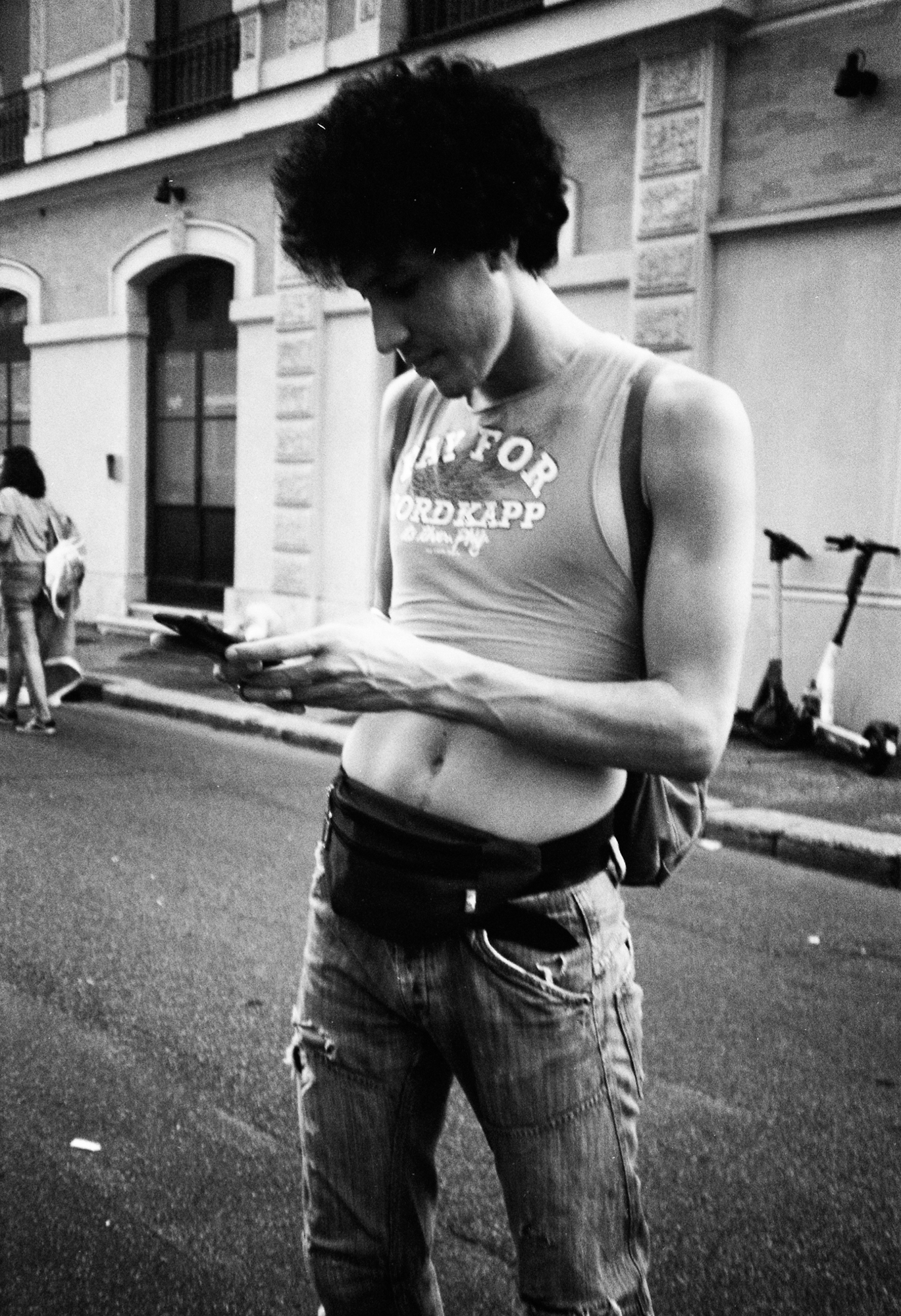 persona con crop top pride roma 2021 foto di Ludovico Andrea D’Auria
