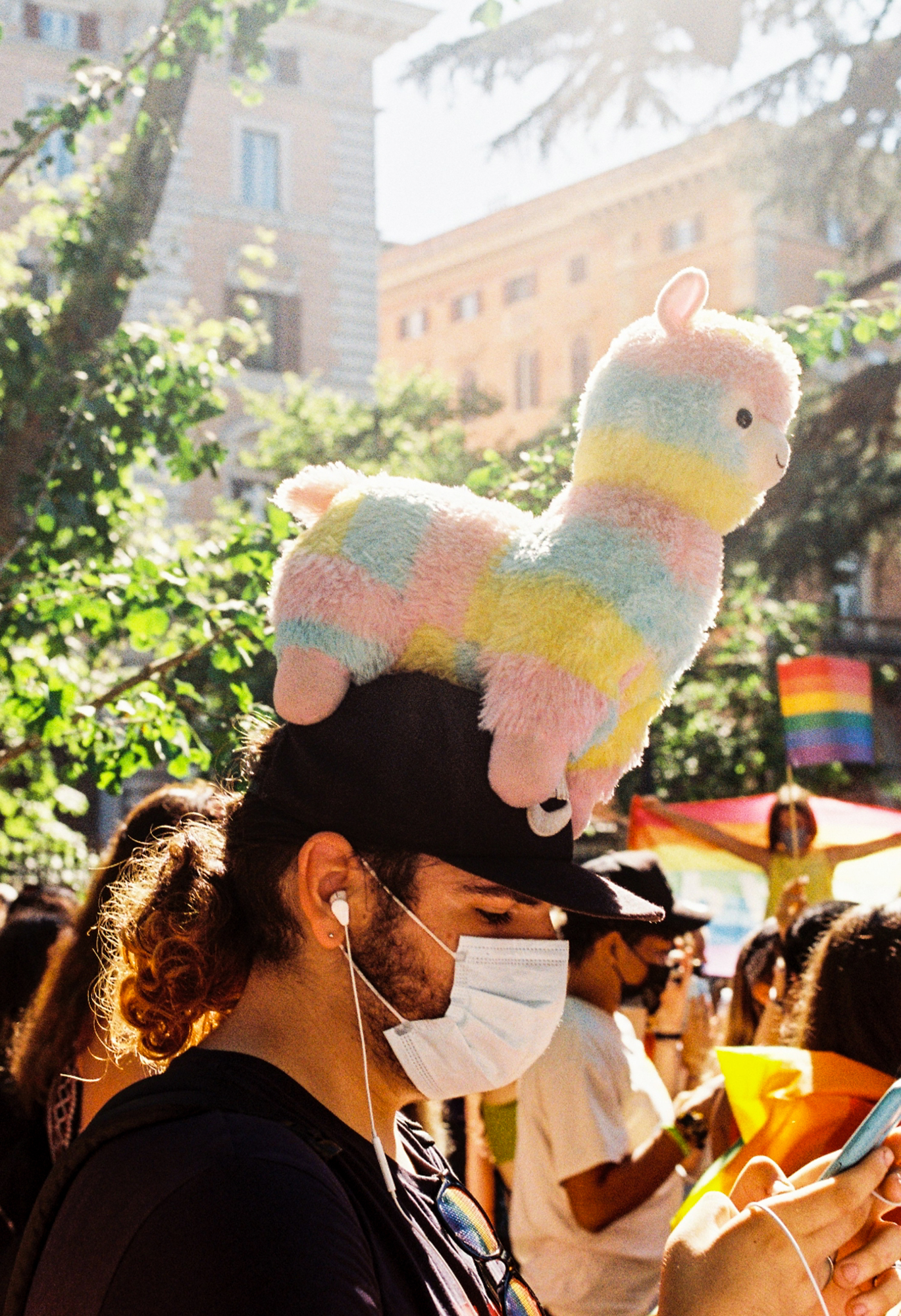 persona con alpaca transgender in testa pride roma 2021 foto di Ludovico Andrea D’Auria