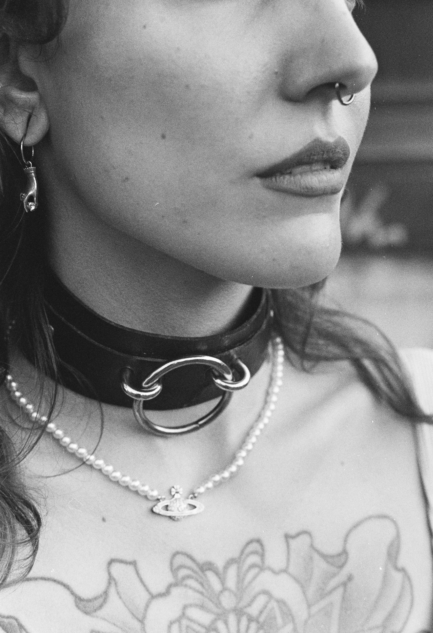 chocker con septum e chest piece bianco e nero collana vivienne westwood roma pride 2021 foto di Ludovico Andrea D’Auria
