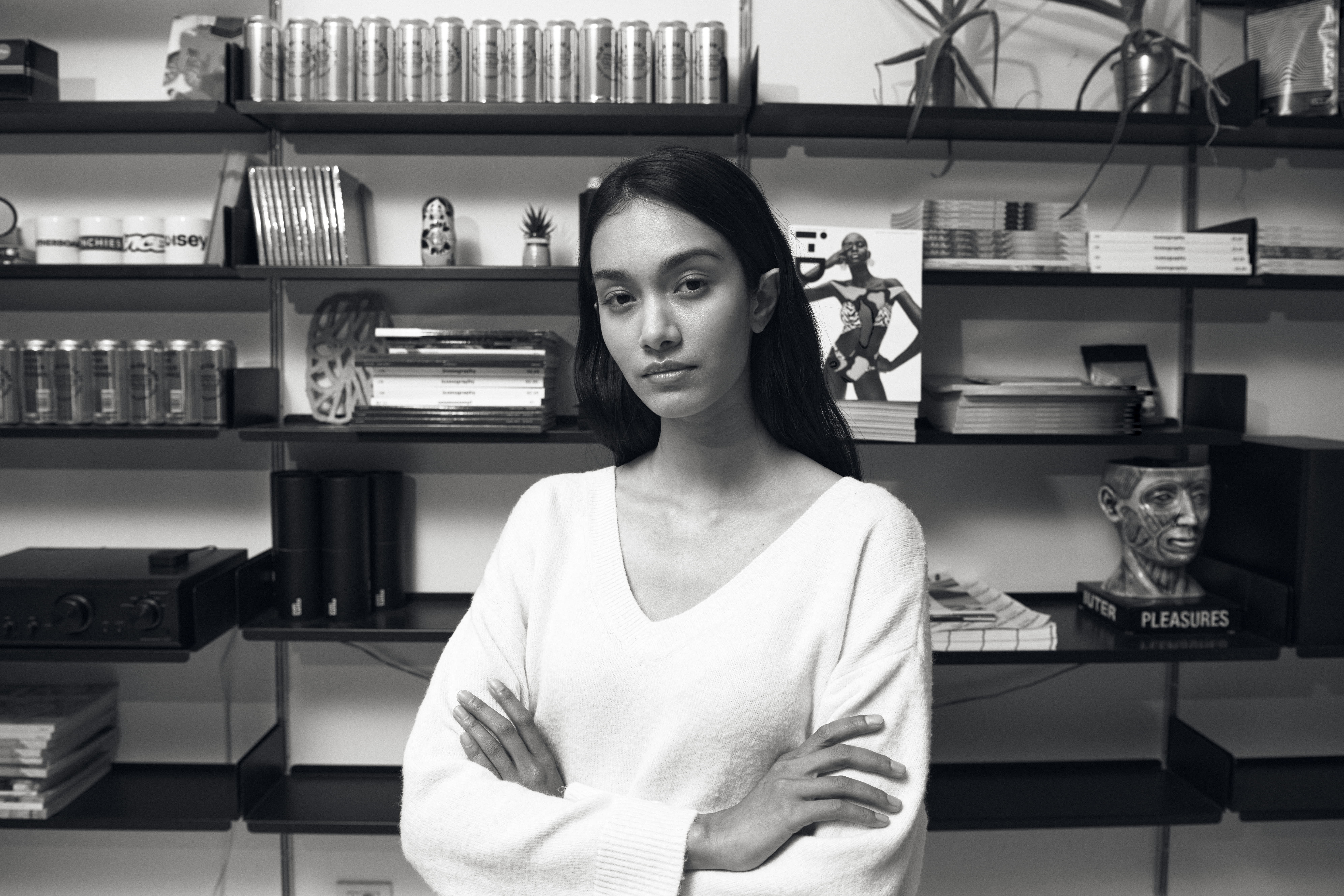 May Myat Noe a mani conserte con indosso maglione bianco foto di Rosario Rex di Salvo