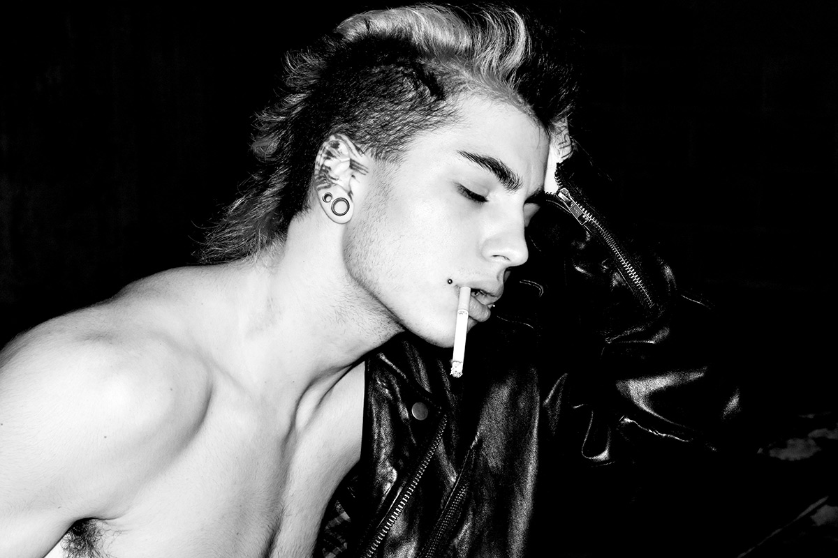 Ian massaro modello trans con sigaretta