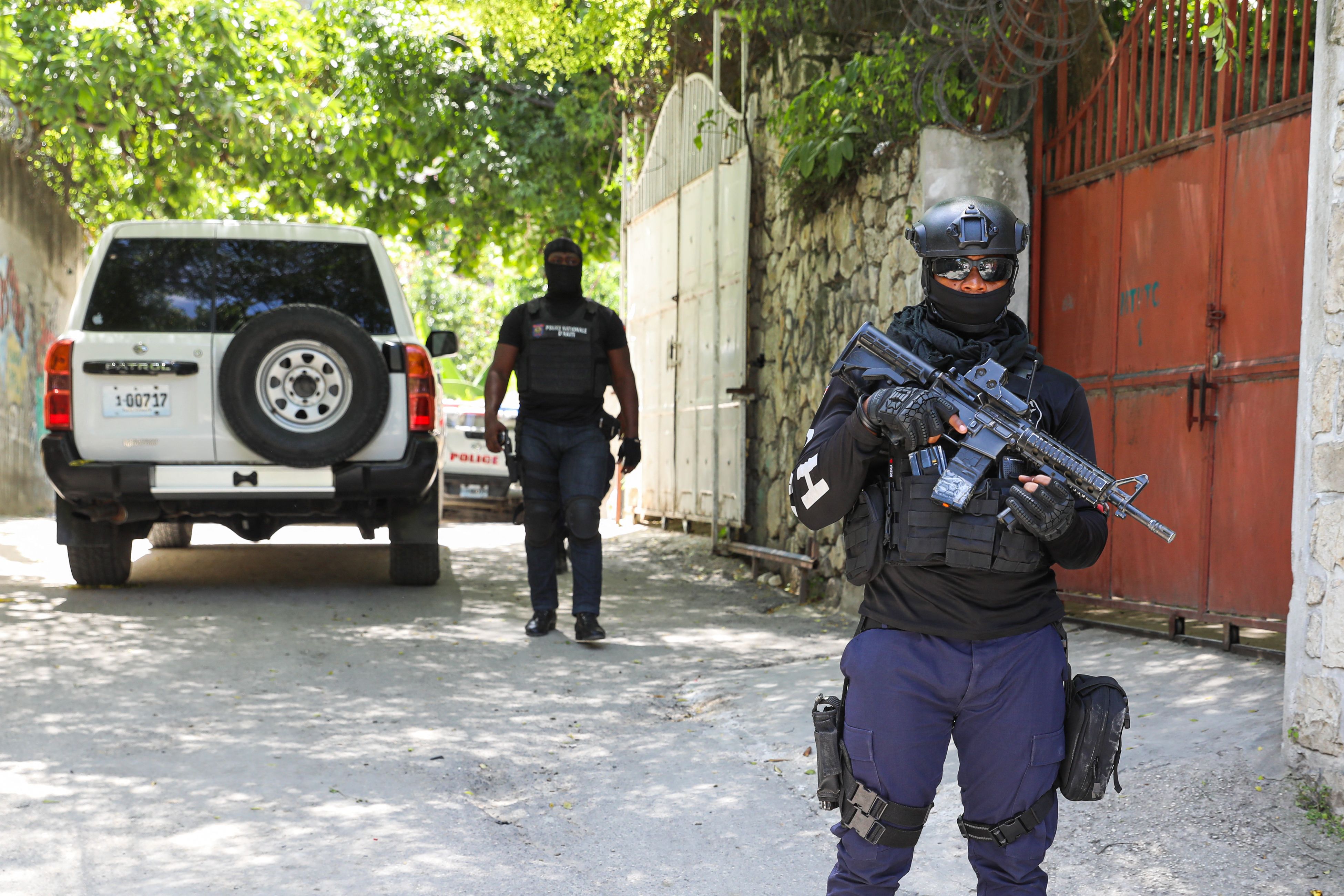 La policía haitiana de guardia frente a la residencia del difunto presidente. Foto: VALERIE BAERISWYL / AFP vía Getty Images