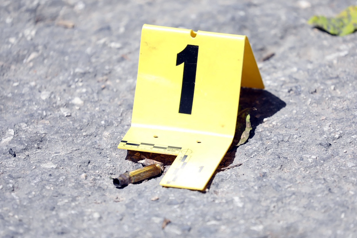 Un proyectil de bala en el suelo fuera de la residencia de Jovenel Moïse. Foto: VALERIE BAERISWYL / AFP vía Getty Images