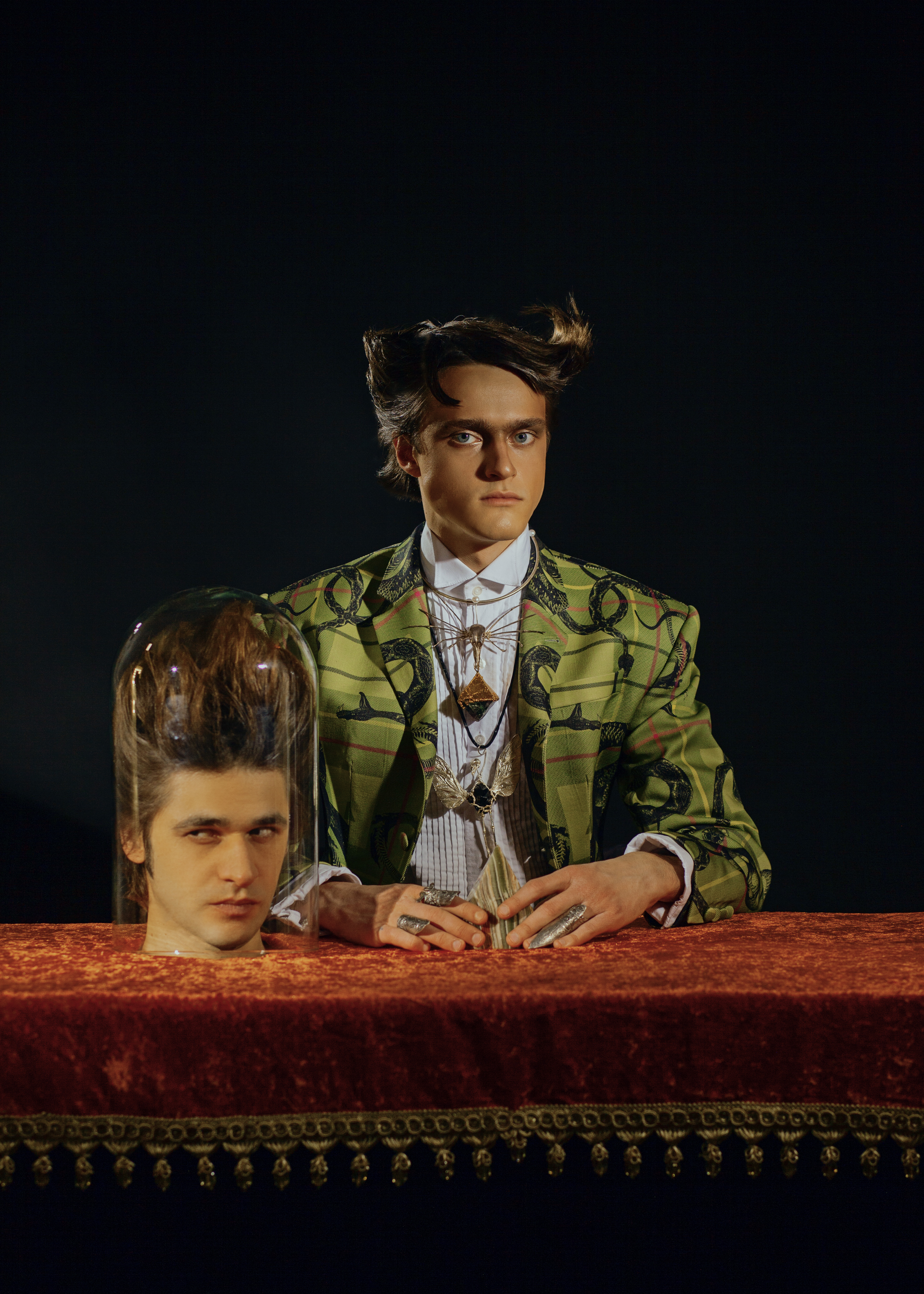 il critico o giudice interiore ragazzo con giacca verde e testa sotto campana di vetro foto inner circus foto di Anna Evstigneeva