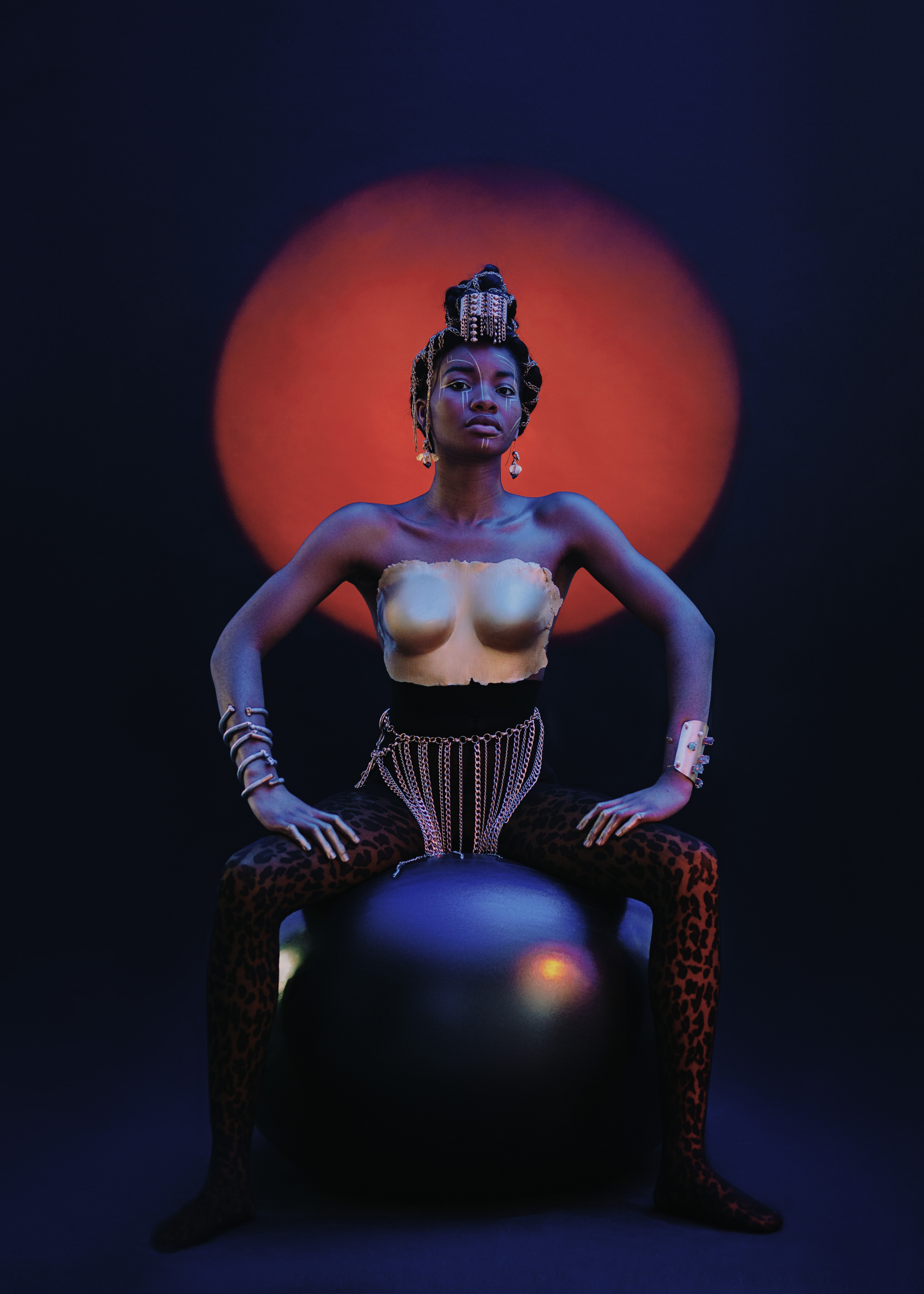 il genitore ragazza seduta su palla nera inner circus foto di Anna Evstigneeva