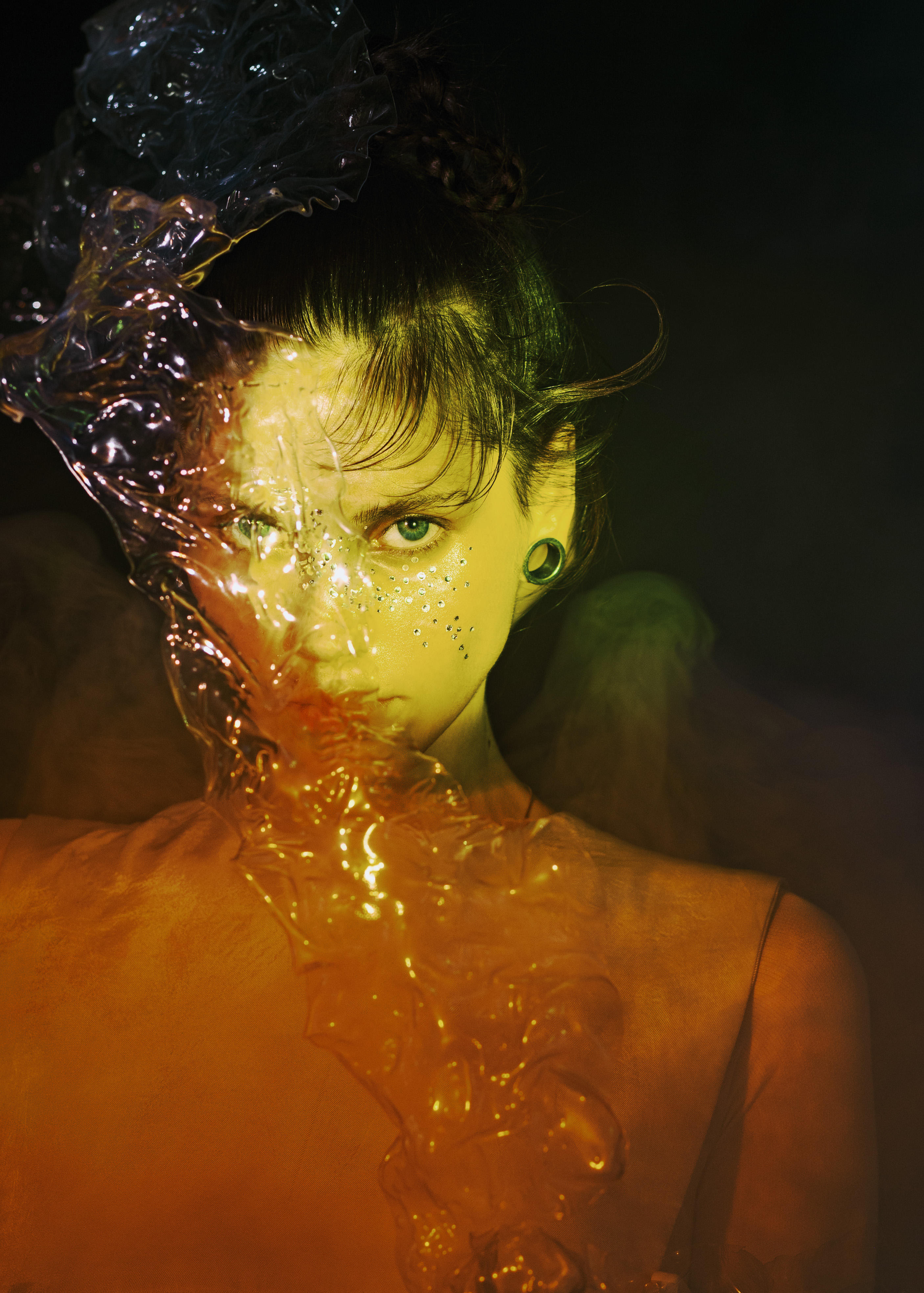 ragazza con acqua davanti al viso inner circus foto di anna evstigneeva