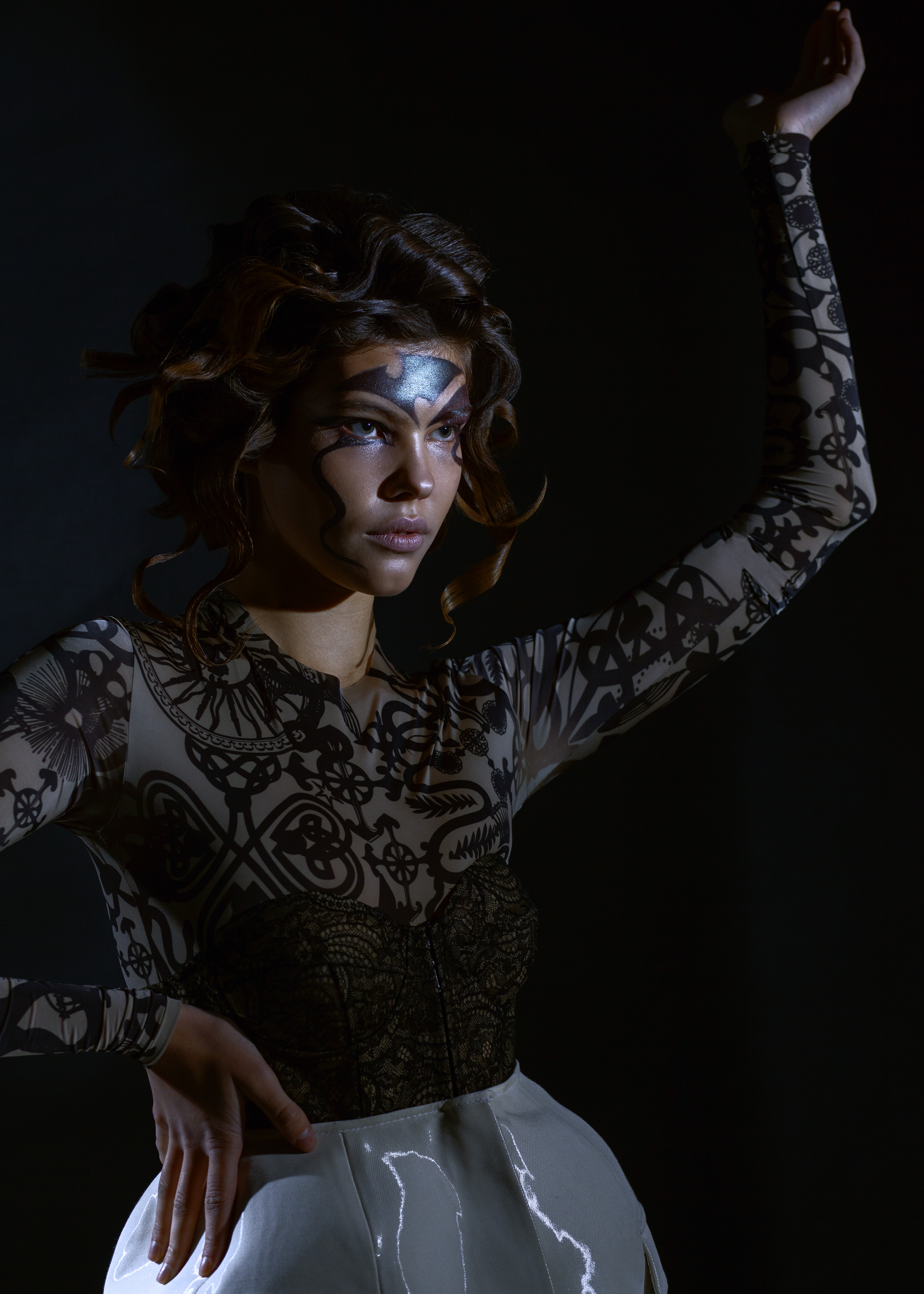 ragazza con trucco scuro e braccio in alto inner circus Fotografie di Anna Evstigneeva