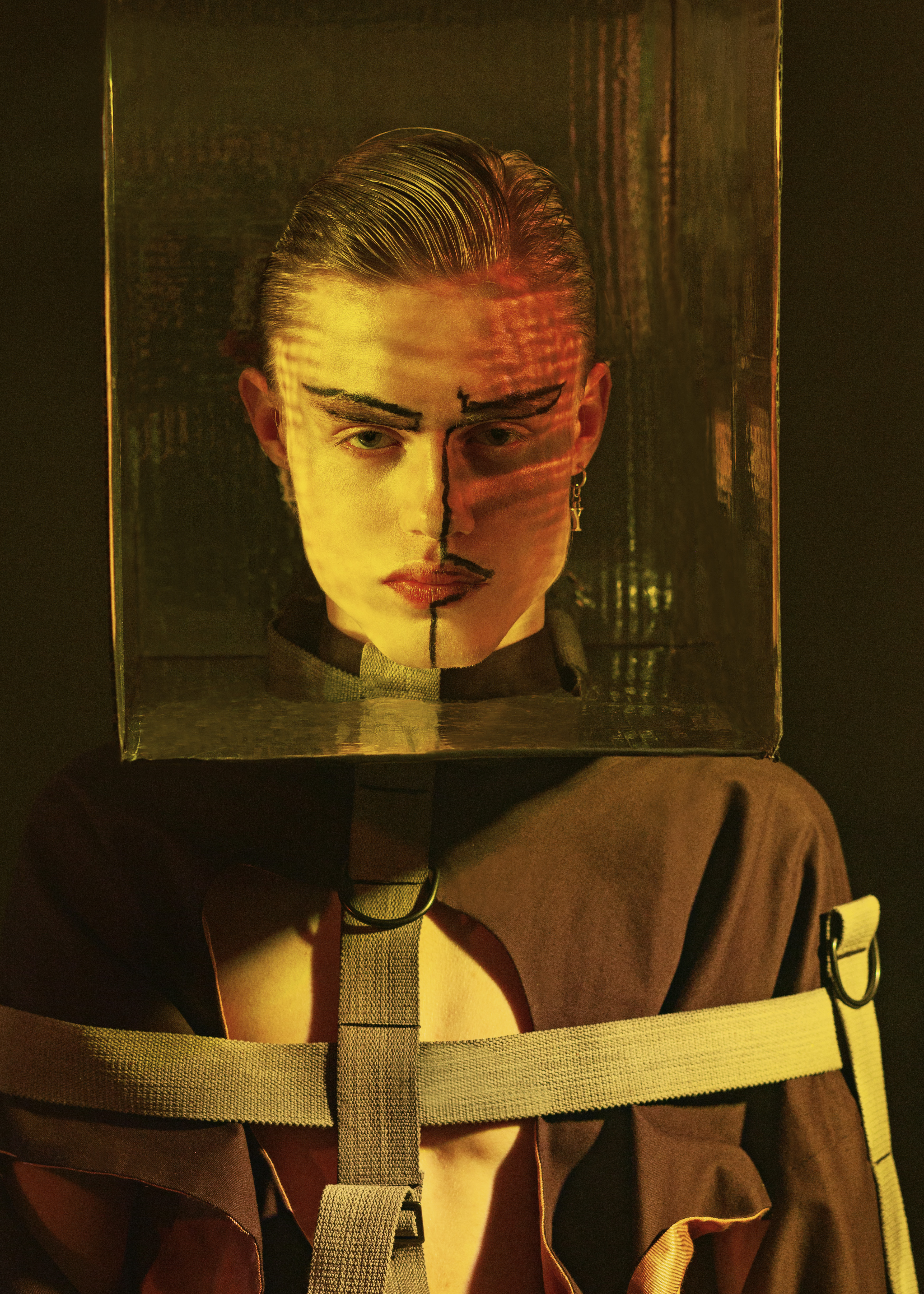 ragazzo biondo testa nella scatola inner circus Fotografie di Anna Evstigneeva